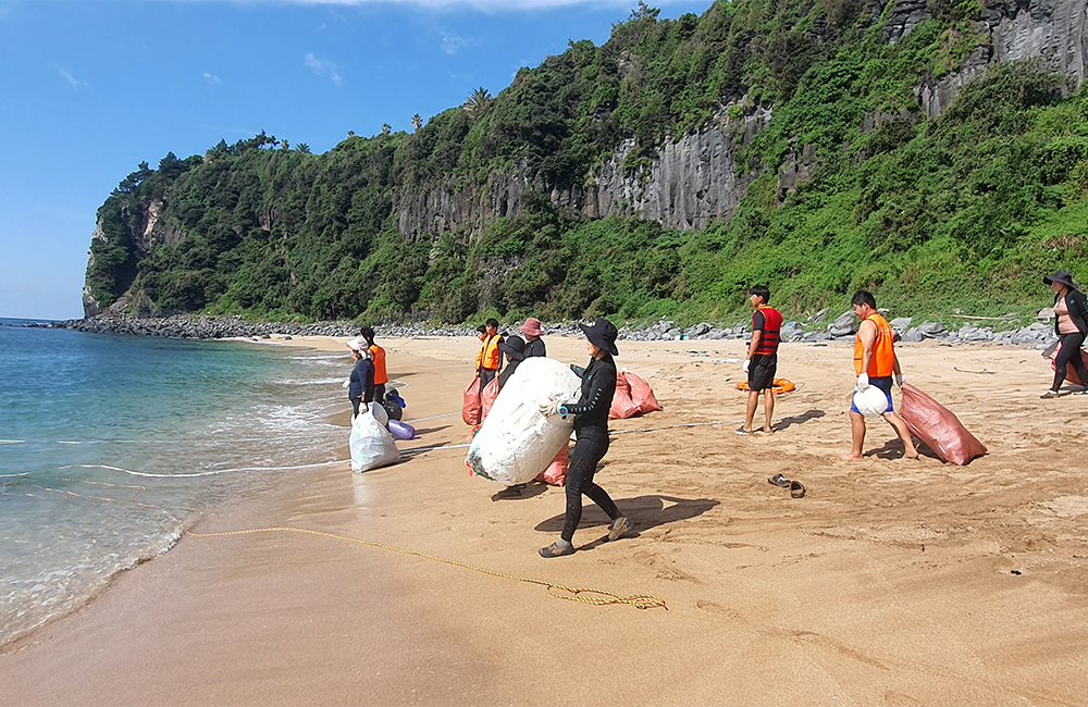 제주 색달어촌계 주민들과 퍼시픽 리솜 임직원들이 갯깍주상절리대 인근에서 출입이 통제된 이래 44개월 만에 처음으로 해변 정화활동을 하고 있다.