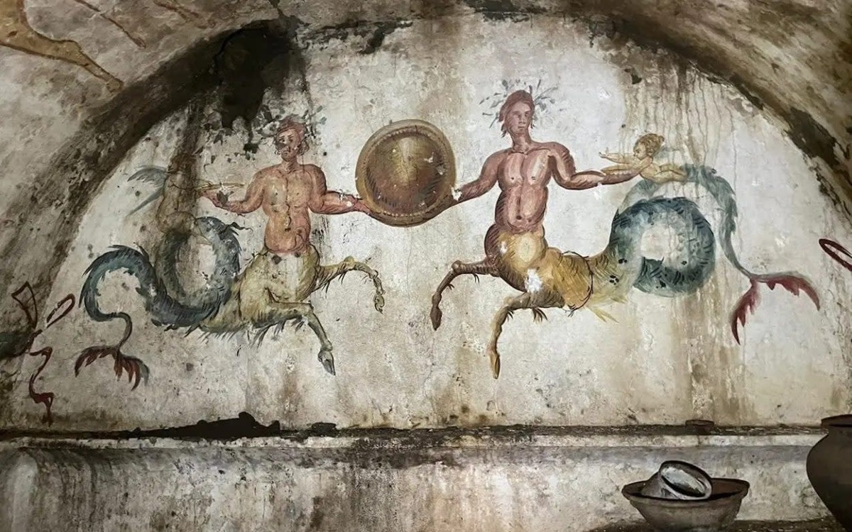 상체는 인간, 하반신과 앞다리는 말, 꼬리는 어룡의 신화적 장면이 묘사된 벽화. 이탈리아 문화부.