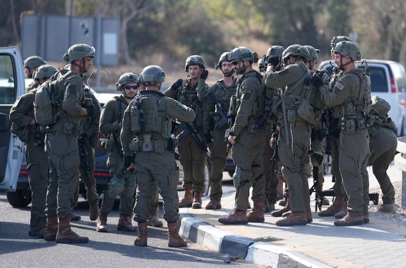 현지시간으로 8일 이스라엘 중부 도시에 집결한 이스라엘 군인들 AP 연합뉴스