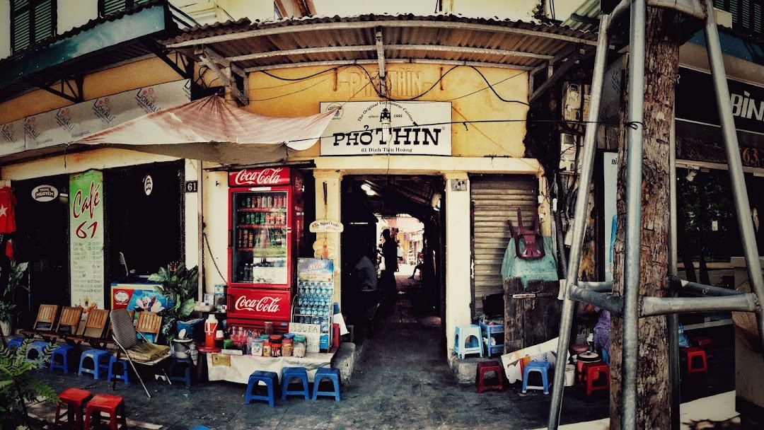 하노이 구시가지에 있는 호안끼엠호수 옆에는 1955년 문을 연 쌀국수 식당 퍼딘보호(Pho Thin Bo Ho)가 있다. 겉으로 보면 허름한 식당일지 모르지만 각종 여행사이트와 가이드들이 추천하는 유명한 식당이다. 현재 이 식당은 창업주의 장남이 운영하고 있다.