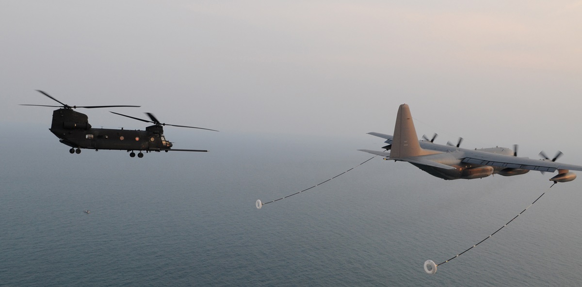 공중급유를 위해 MC-130P에 접근중인 MH-47G 특수전헬기. 사진=미 공군