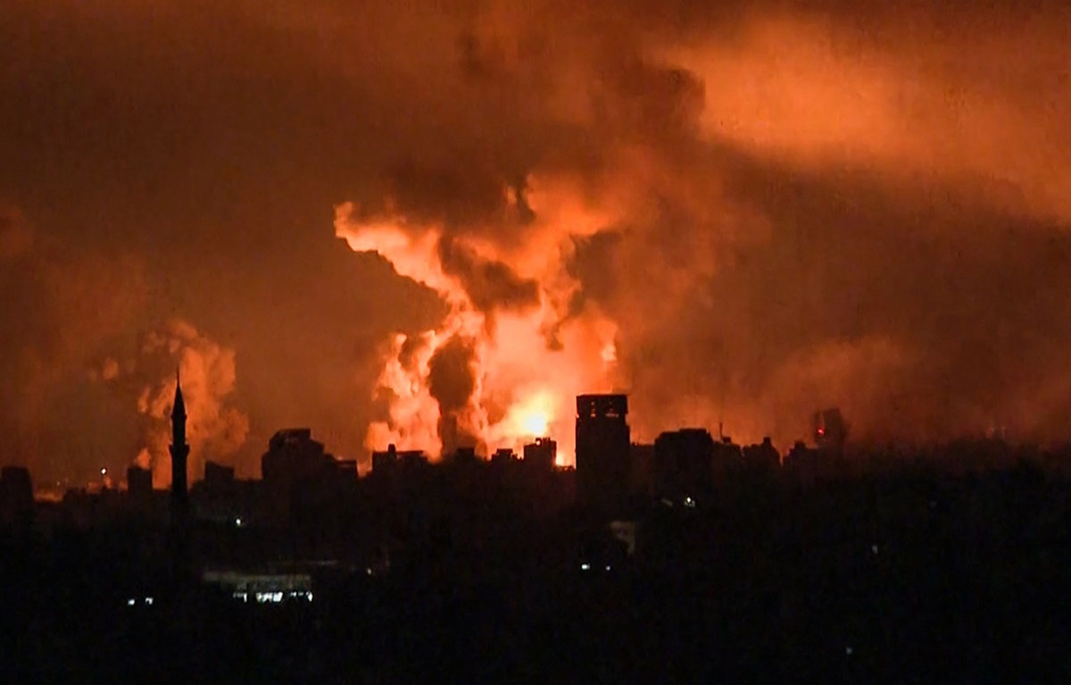 지난 27일 밤 이스라엘군의 폭격으로 가자시티가 붉게 타오르고 있다. AFP 연합뉴스