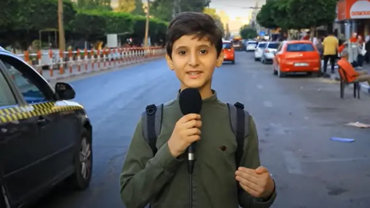 자신의 유튜브 채널을 통해 방송 중인 13세 소년 아우니 엘도스.