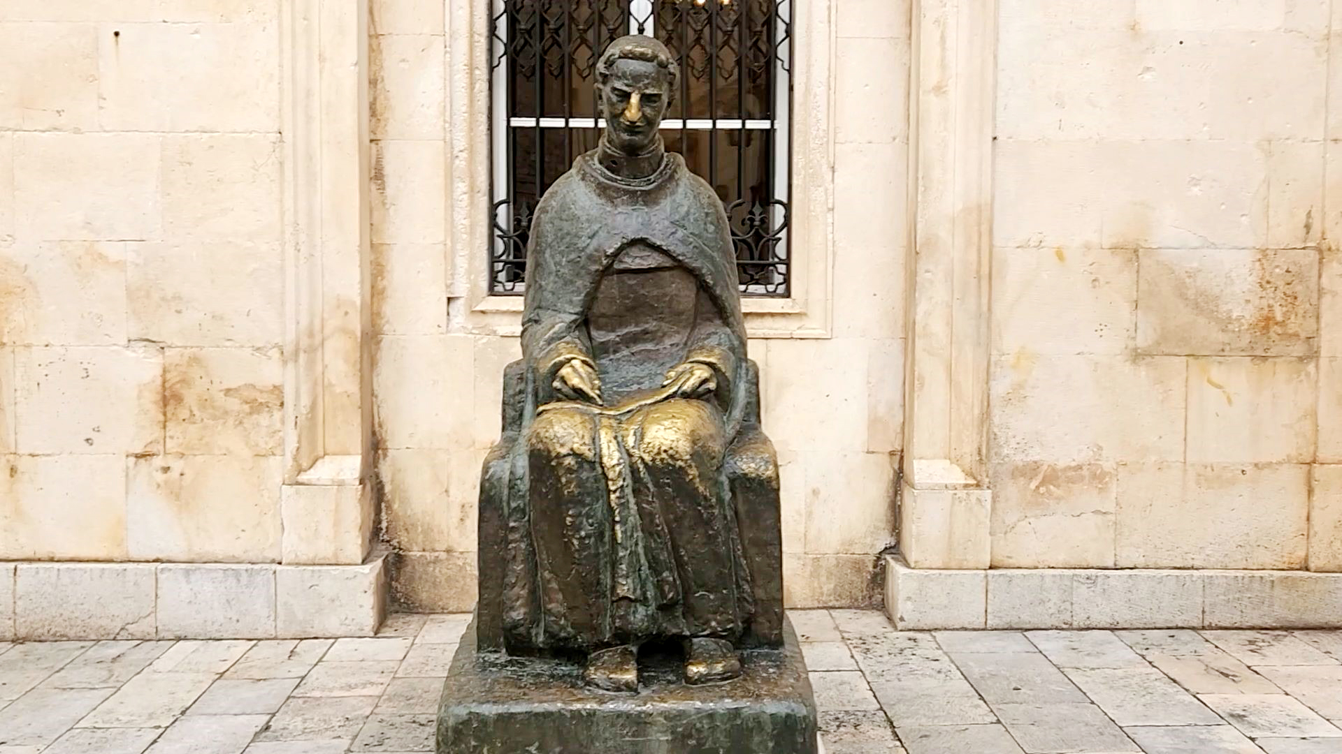 두브로브니크는 많은 시인과 작가를 배출한 도시로도 유명하다. 구시가지에는 두브로브니크 출신 작가 ‘마린 드리지치(Marin Drzic, 1508~1567)’의 동상이 있다. 이 동상의 코를 만지면 행운이 찾아오고, 손을 만지면 글재주가 생긴다는 미신 때문에 유독 코와 손 부분이 바래져 있다. 