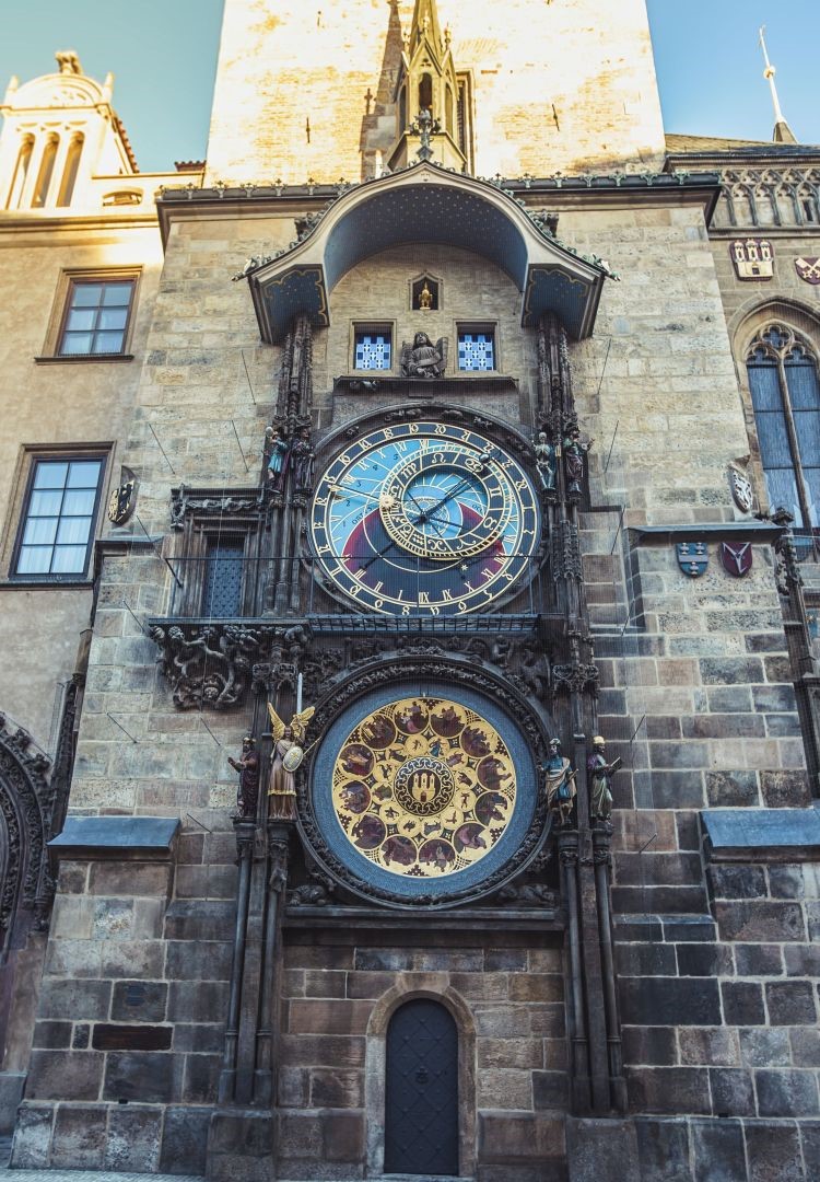 1410년 프라하 구시청사에 설치된 천문시계는 계절과 시간을 정밀하게 나타내는 현존하는 가장 오래된 천문시계다. 이 시계가 처음 만들어졌을 당시 아름다운 모습과 정교함에 감탄한 주변국가에서도 천문시계를 만들기 위해 노력했다고 전해진다. 사진 : 프라하 관광정보센터.