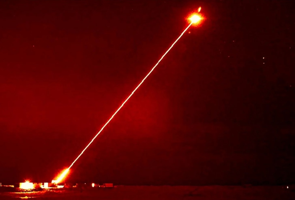 공중표적에 발사되는 레이저 무기  영국이 고출력 레이저 무기를 개발해 공중 표적에 시험발사하는데 성공한 것으로 전해졌다.