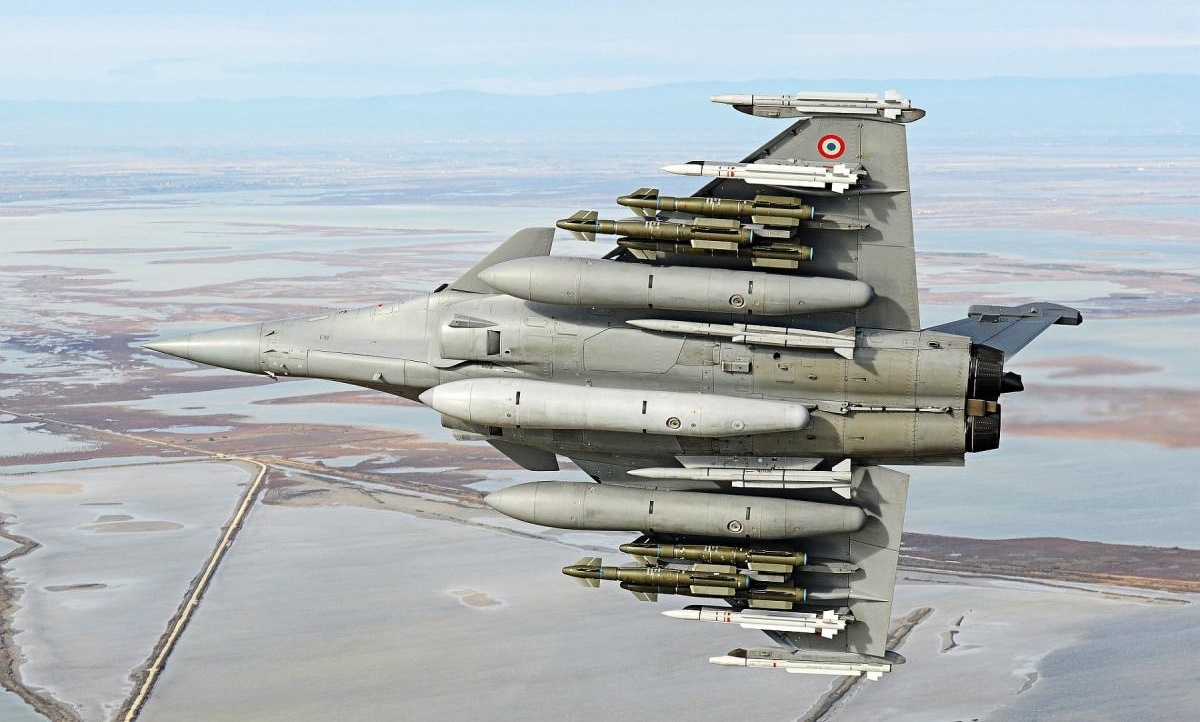 라팔 전투기 날개에 4발이 탑재된 AASM. 출처=safran-group.com