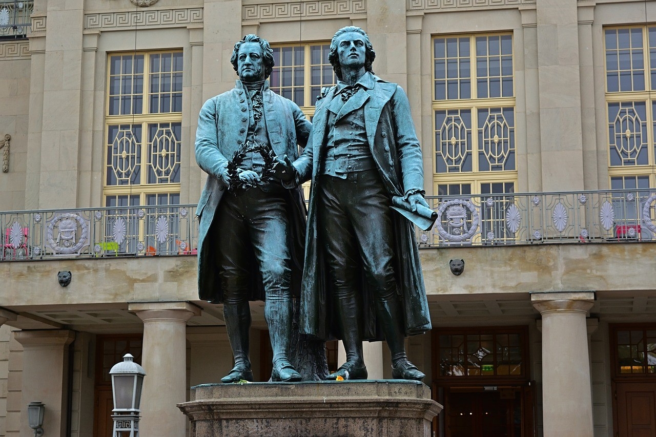 문학의 도시 독일 바이마르에 있는 국립극장 앞에는 고전주의 문학을 완성한 괴테와 실러가 함께 있는 동상이 세워져 있다.