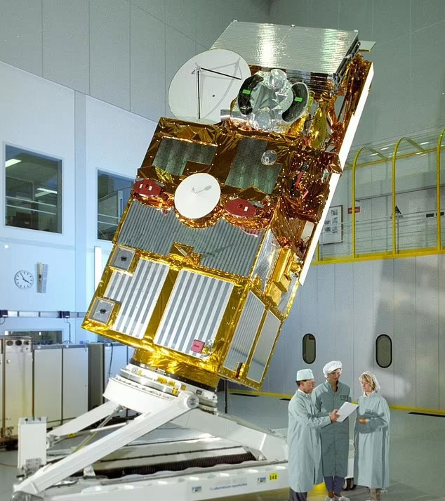 버스 크기 인공 위성  유럽원격탐사위성 2호(ERS-2)의 발사 전 모습. / 사진=ESA