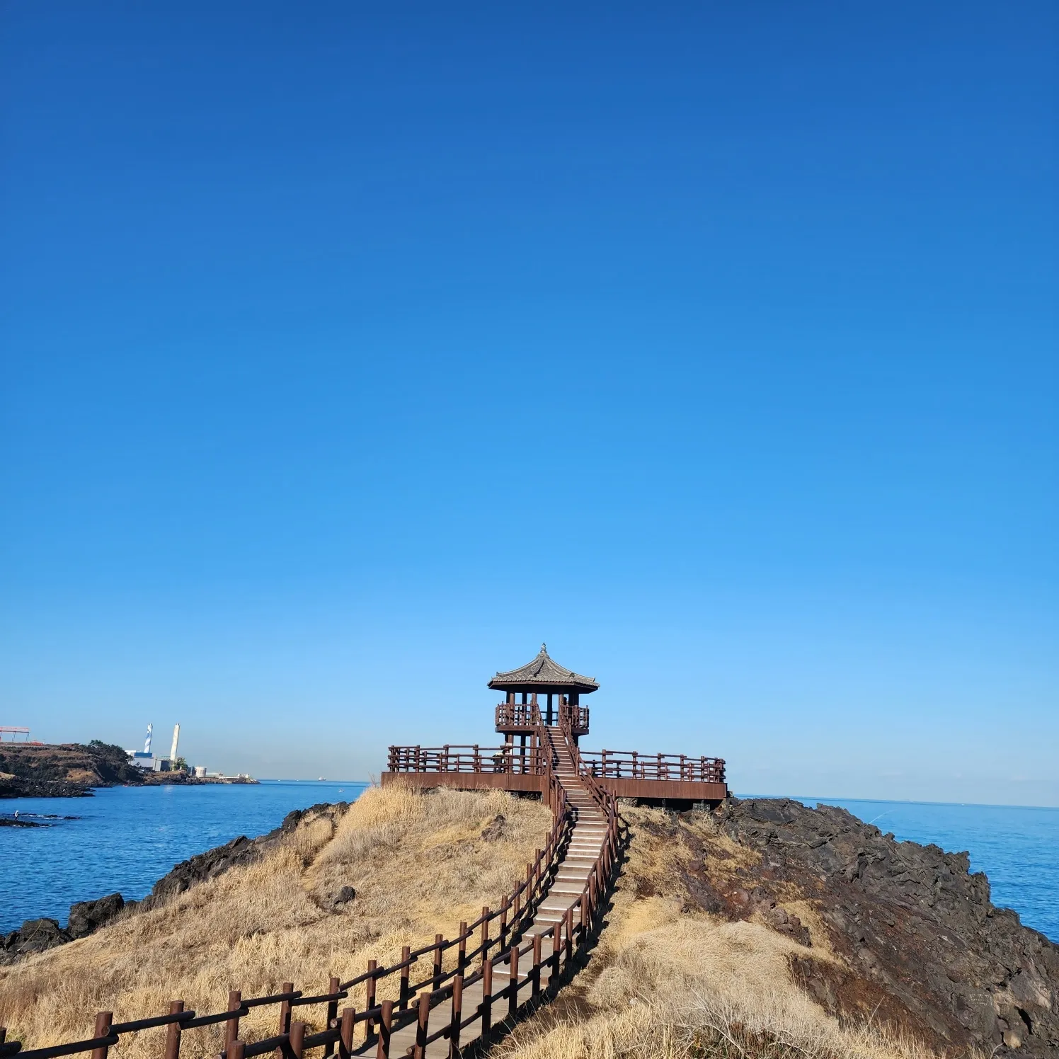 thumbnail - 제주 올레길 18코스는  19.7km로 제주시의 도심과 오름 그리고 바당길을 고르게 감상할 수 있는 코스로 중간에 제주의 4.3의 아픔 사라진 마을까지 볼 수 있는 올레길이다.