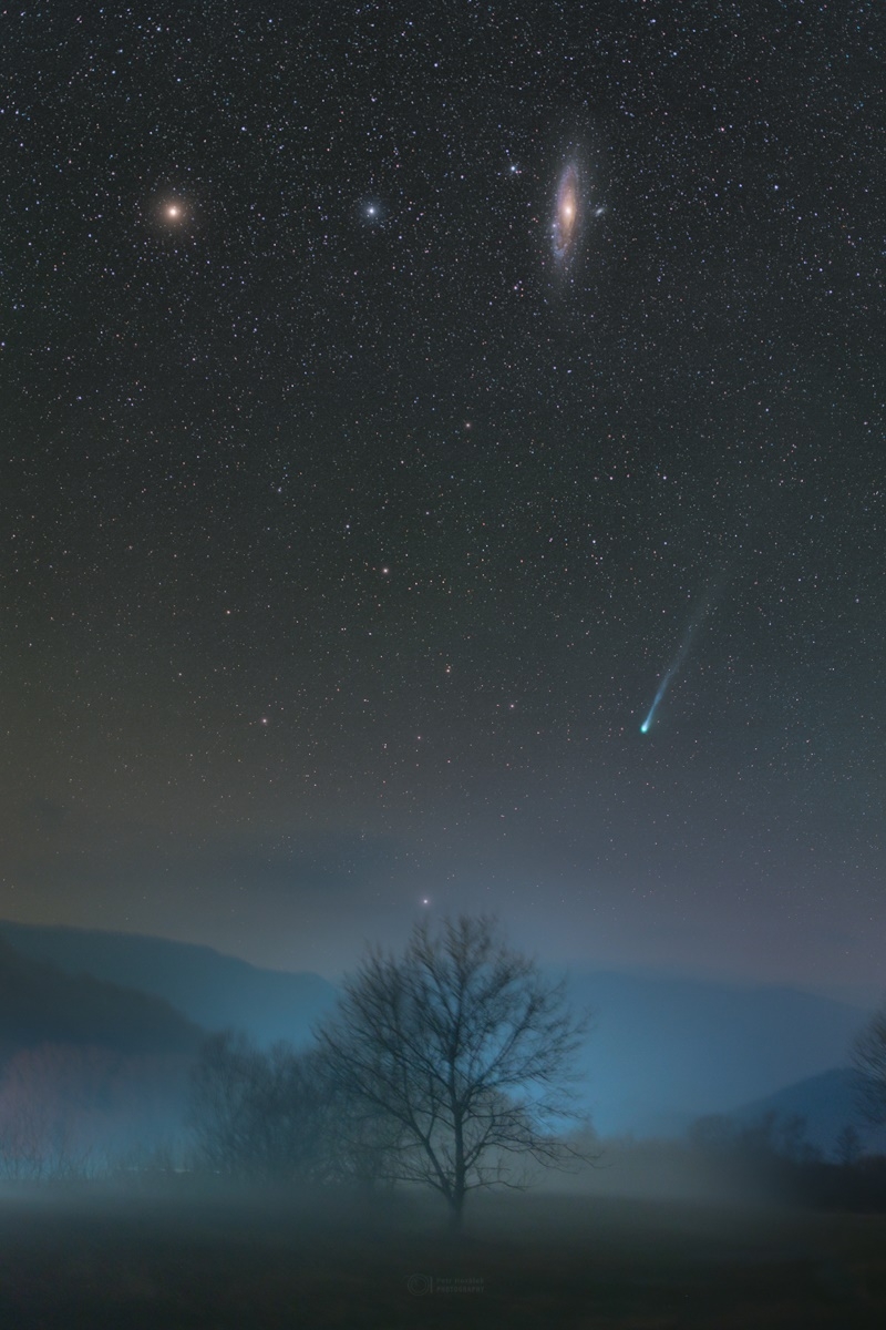 혜성과 안드로메다 은하와 베타별 미라크. 3월 5일슬로바키아 레부카에서 찍었다. 사진=Petr Horálek / Institute of Physics in Opava