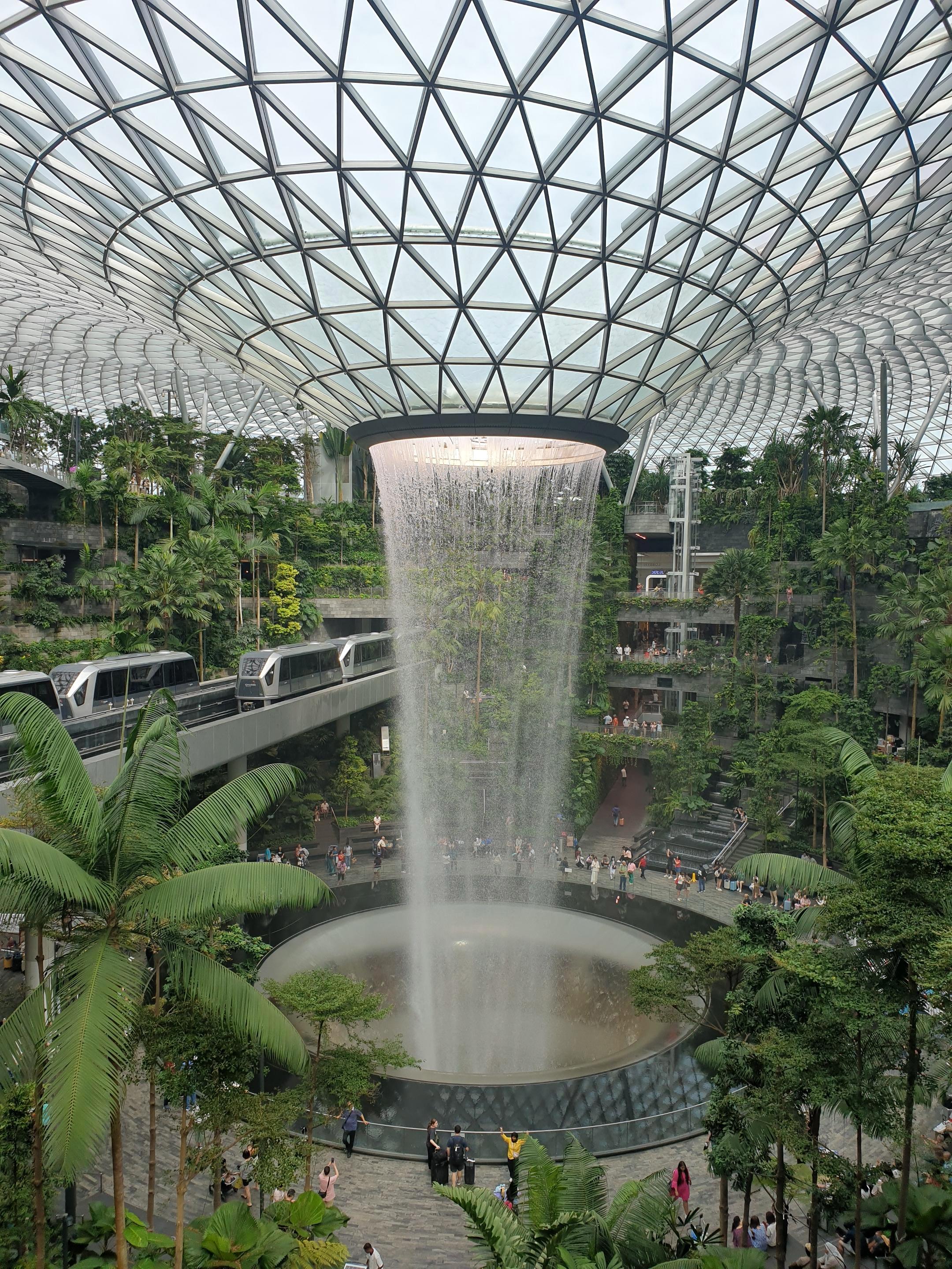 싱가포르 창이 공항 제1터미널에 들어선 쥬얼 창이의 폭포수 전경.