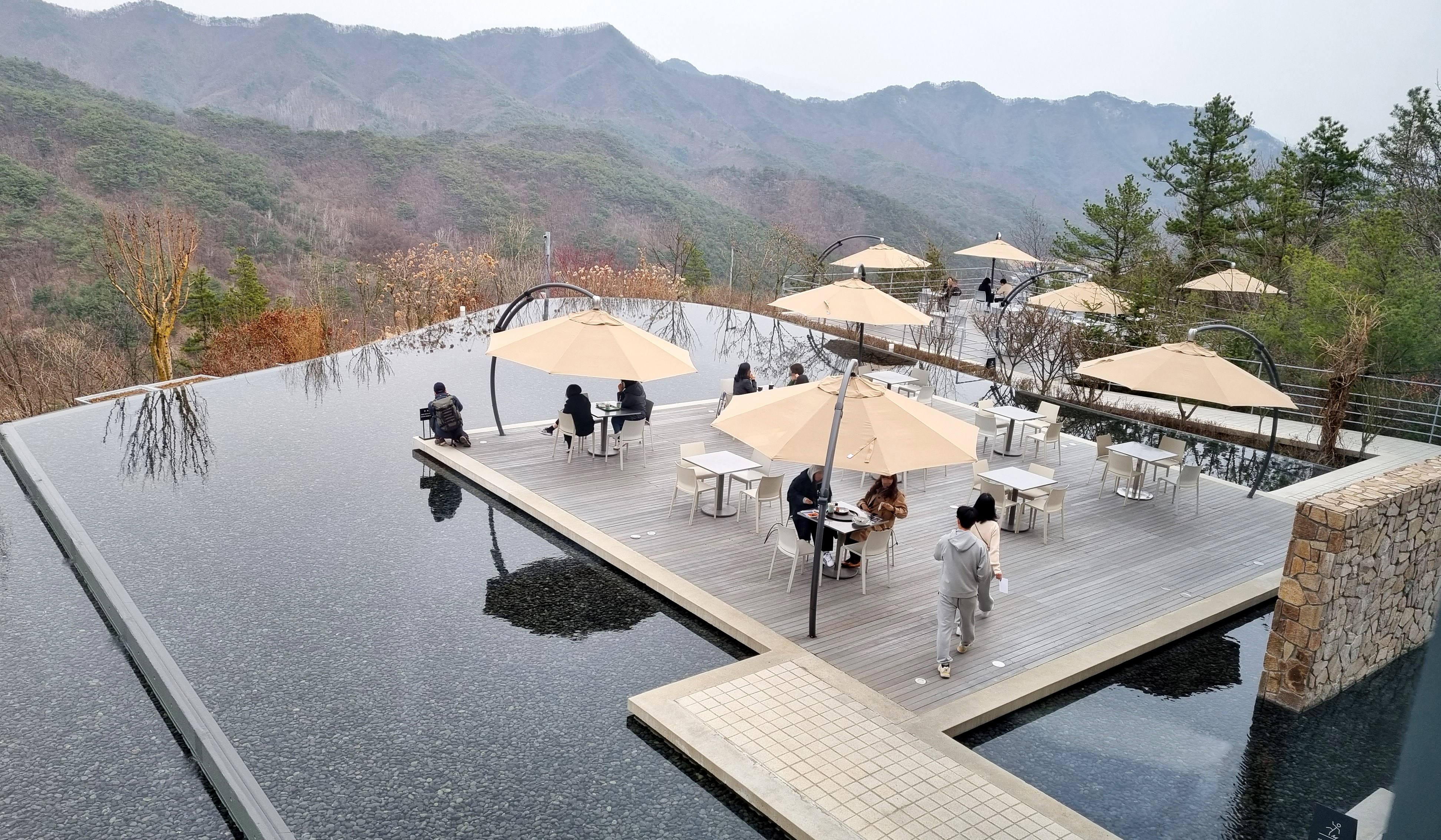 안도 타다오가 설계한  강원도 원주시에 있는 뮤지엄 산의 모습. 안도 타다오가 건축물에 적용한 물은 잔잔하고 고요하다.