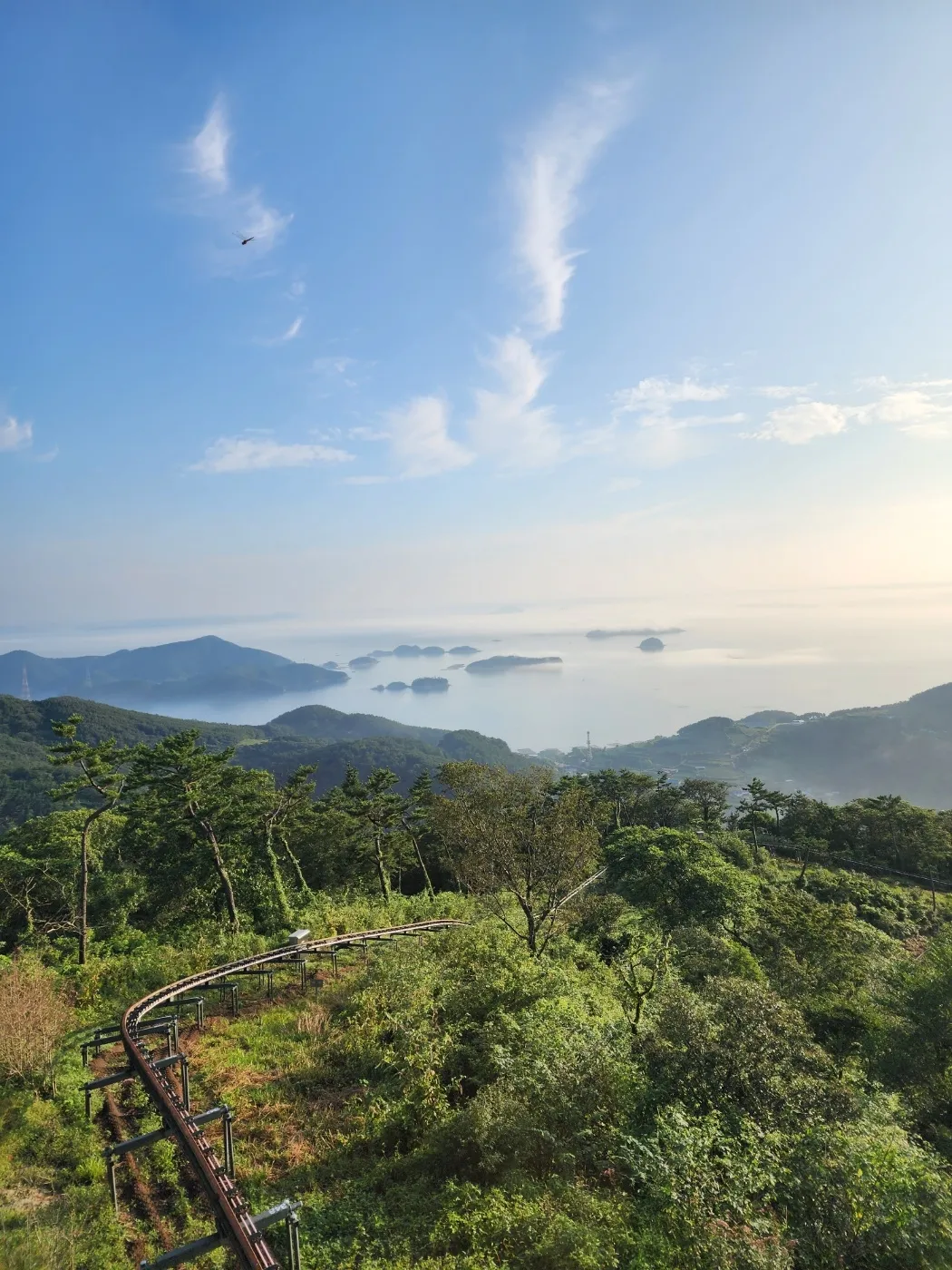 욕지도는 소매물도, 한산도, 비진도와 더불어 경남 최고의 여행지로 꼽힌다. 사진은 대기봉에서 바라본 모습이다. thumbnail - 욕지도는 소매물도, 한산도, 비진도와 더불어 경남 최고의 여행지로 꼽힌다. 사진은 대기봉에서 바라본 모습이다.
