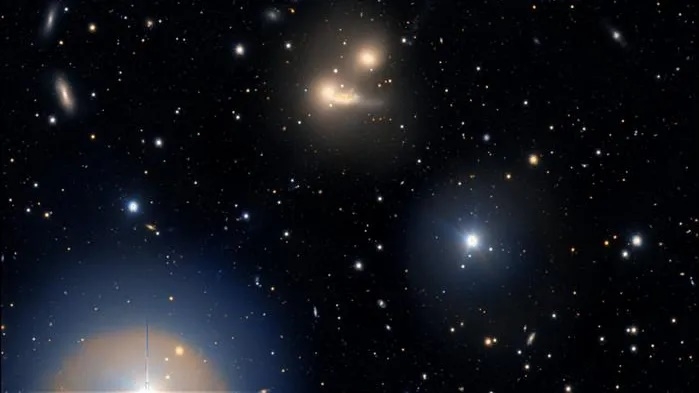 힉슨 밀집은하군 90(HCG 90)이라고 불리는 4개의 은하로 구성된 작은 은하군. 지구에서 남쪽물고기자리 방향으로 약 1억 광년 떨어져 있다. 출처=NAF/VST/VEGAS, E. Iodice (INAF). Acknowledgment - M. Spavone (INAF), R. Calvi (INAF)