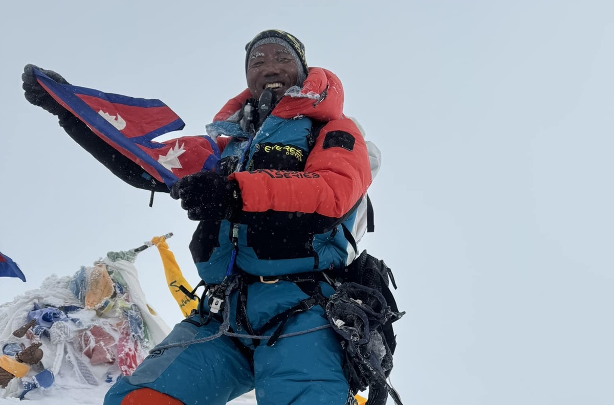 네팔 산악인 카미 리타(54)가 12일 오전 에베레스트에 29번째 등정하는데 성공했다. 사진=페이스북