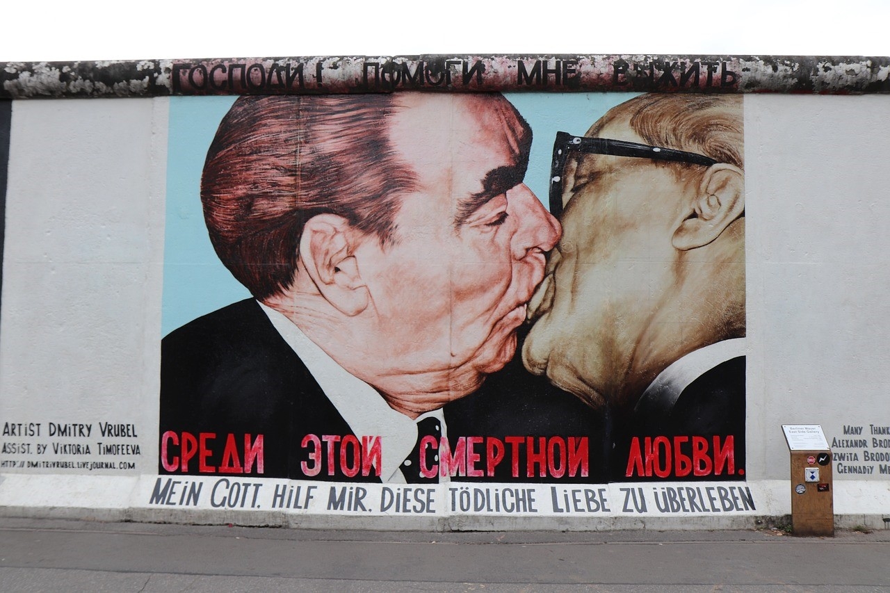 1989년 무너진 베를린 장벽의 일부 남은 구간에는 세계 각국의 미술가들이 그림을 그렸다. 그 중에는 러시아 화가 드미트리 브루벨(Dmitri Vrubel·1960~2022)이 그린 ‘형제의 키스’가 가장 유명하다. 이 그림은 브레즈네프 전 소련공산당 서기장과 호네커 전 동독 서기장이 키스하는 모습인데, 독일통일을 해학적으로 표현했다는 평가를 받고 있다.