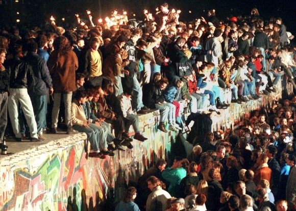 베를린 장벽 위에서 환호하고 있는 독일 젊은이들의 사진이다. 출처 서울신문 아카이브