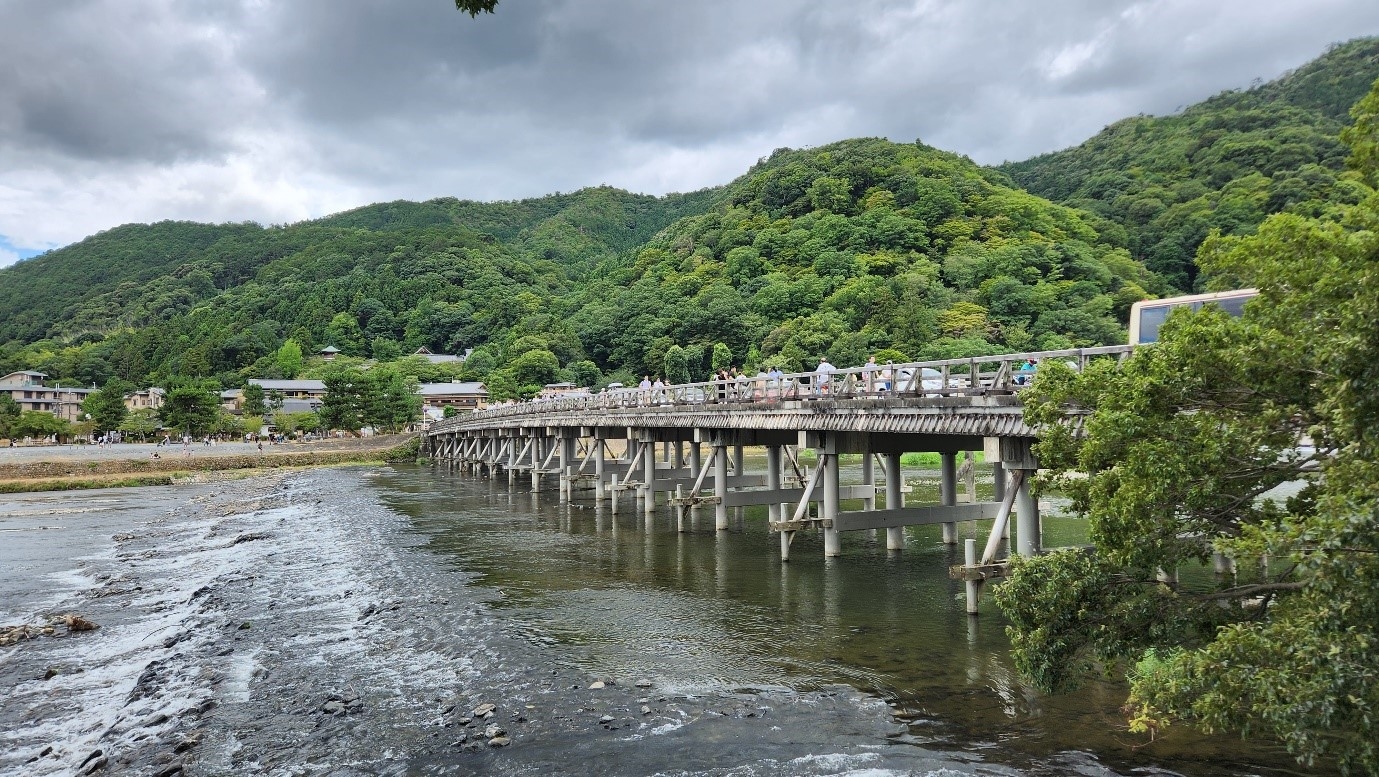 오래된 자연의 아름다움을 간직한 일본 교토의 ‘도게츠교’(渡月橋)는 ‘달이 건너는 다리’라는 의미를 담고 있다.