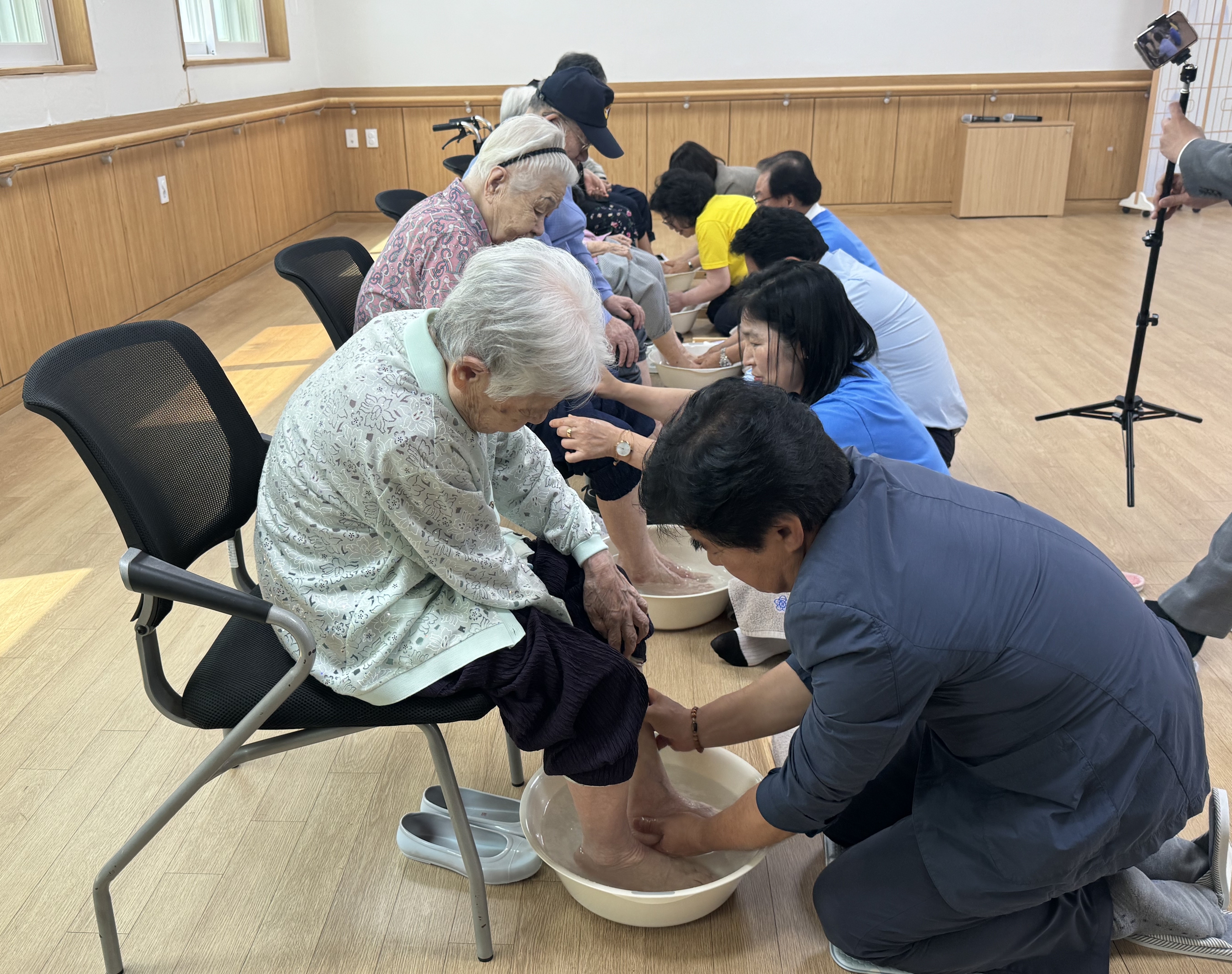 지난 11일 대전 서구 갈마로 양녕요양원에서 열린 ‘노인인권 보호 및 노인학대 예방 결의대회’에서  ‘어르신들에 대한 공경과 사랑’의 의미를 새기는 세족식을 하고 있다.  사진: 한국노인복지중앙회.