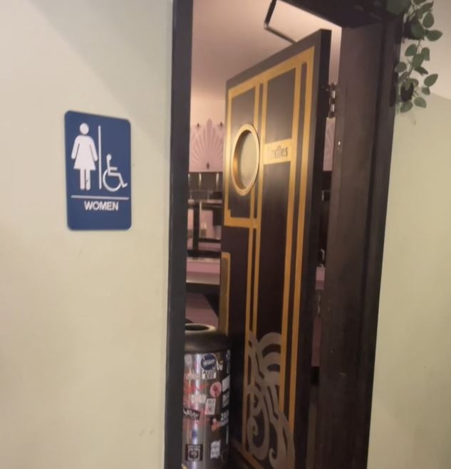한 미국 여성이 로스앤젤레스의 한 맥주집에서 트랜스젠더와 같은 화장실을 사용하는 것에 대해 불만을 토로한 뒤 쫓겨났다고 주장했다. 사진=틱톡 갈무리