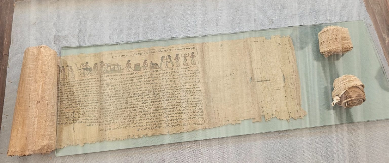 사후세계로 안내하고 부활하는 주문이 적힌 ‘사자의 서’(Book of the Dead)라는 파피루스 종이 / 사진=이집트 관광유물부