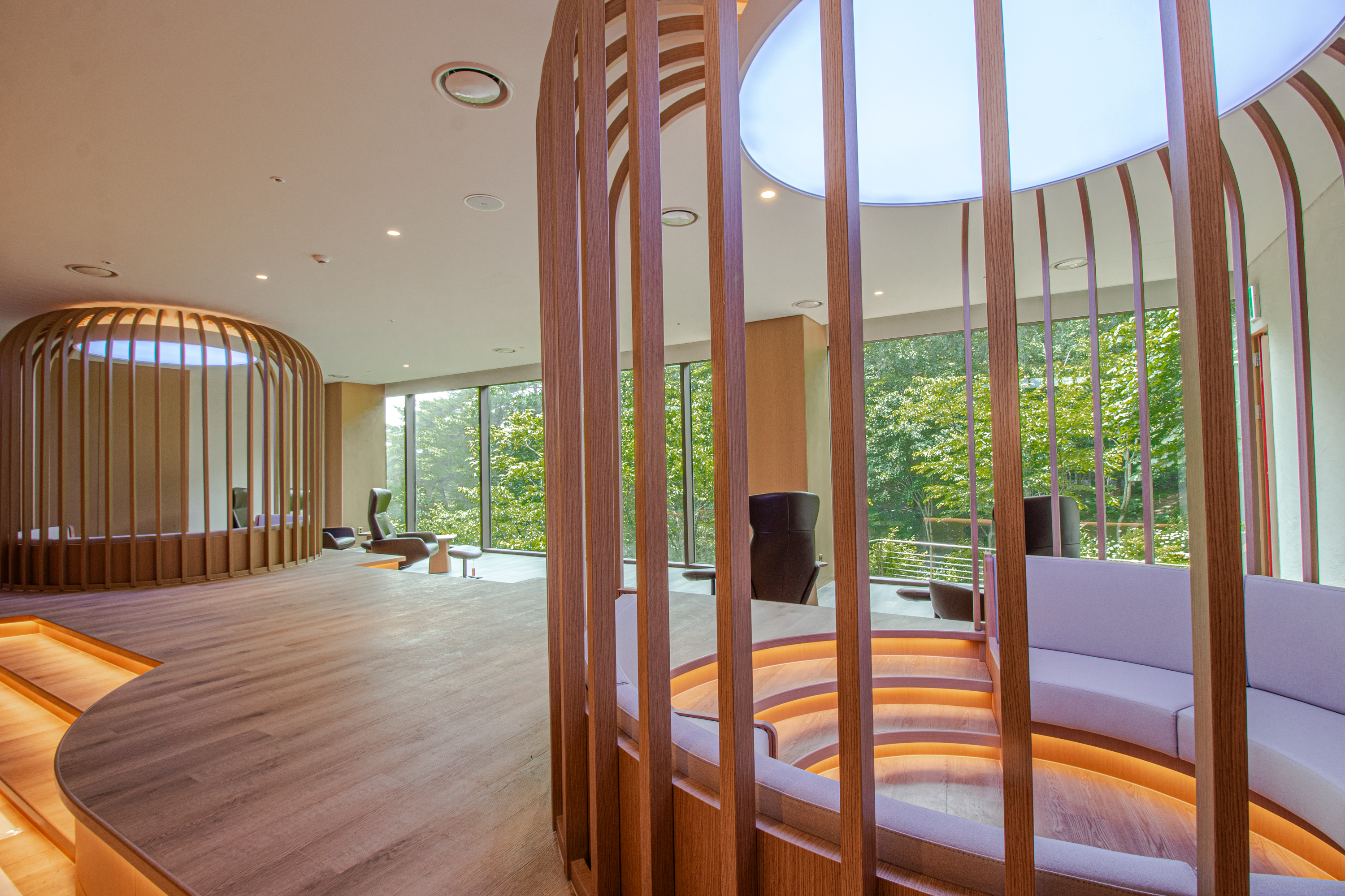 포레스트 리솜의 해브나인 스파 찜질방 ‘온미당’은 실내외 자연을 적극 끌어들인 디자인으로 완벽한 휴식시설 갖추고 있다.