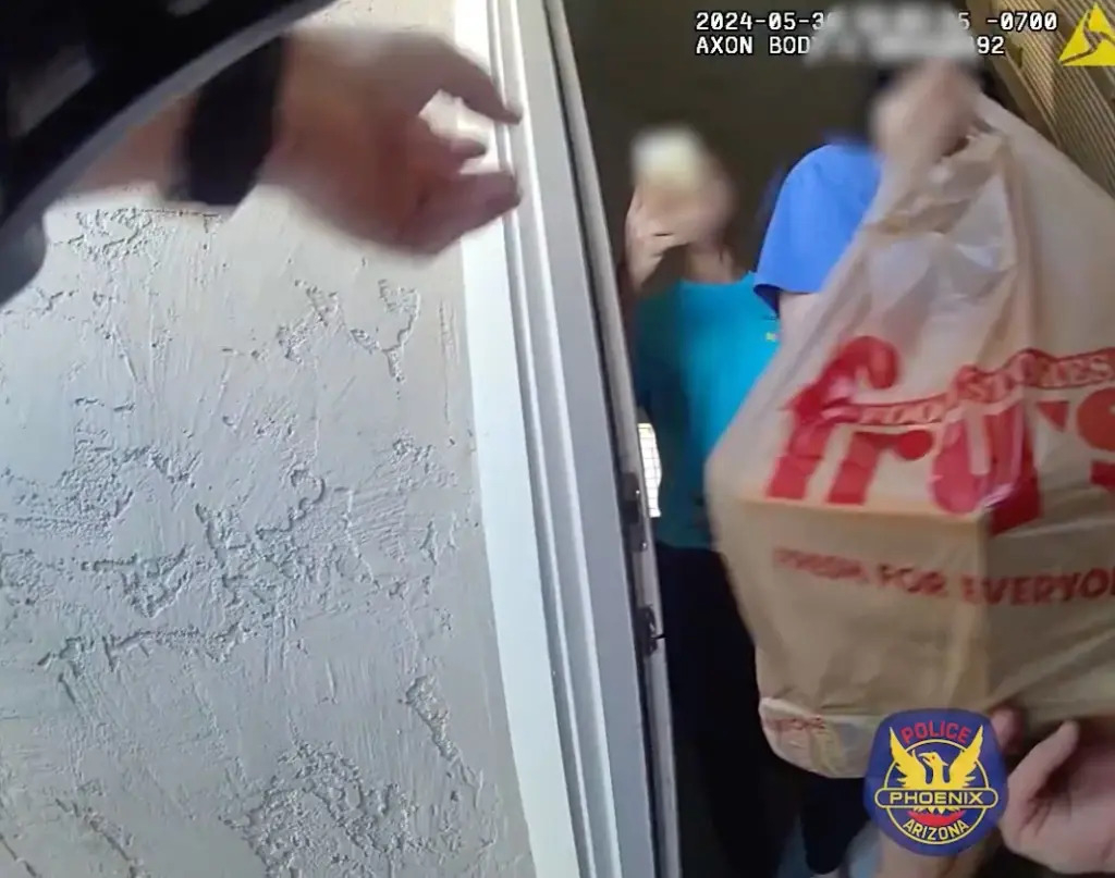 경찰관이 체포된 배달원을 대신해 시민에게 물건을 전달했다. 출처: 애리조나주 피닉스 경찰국