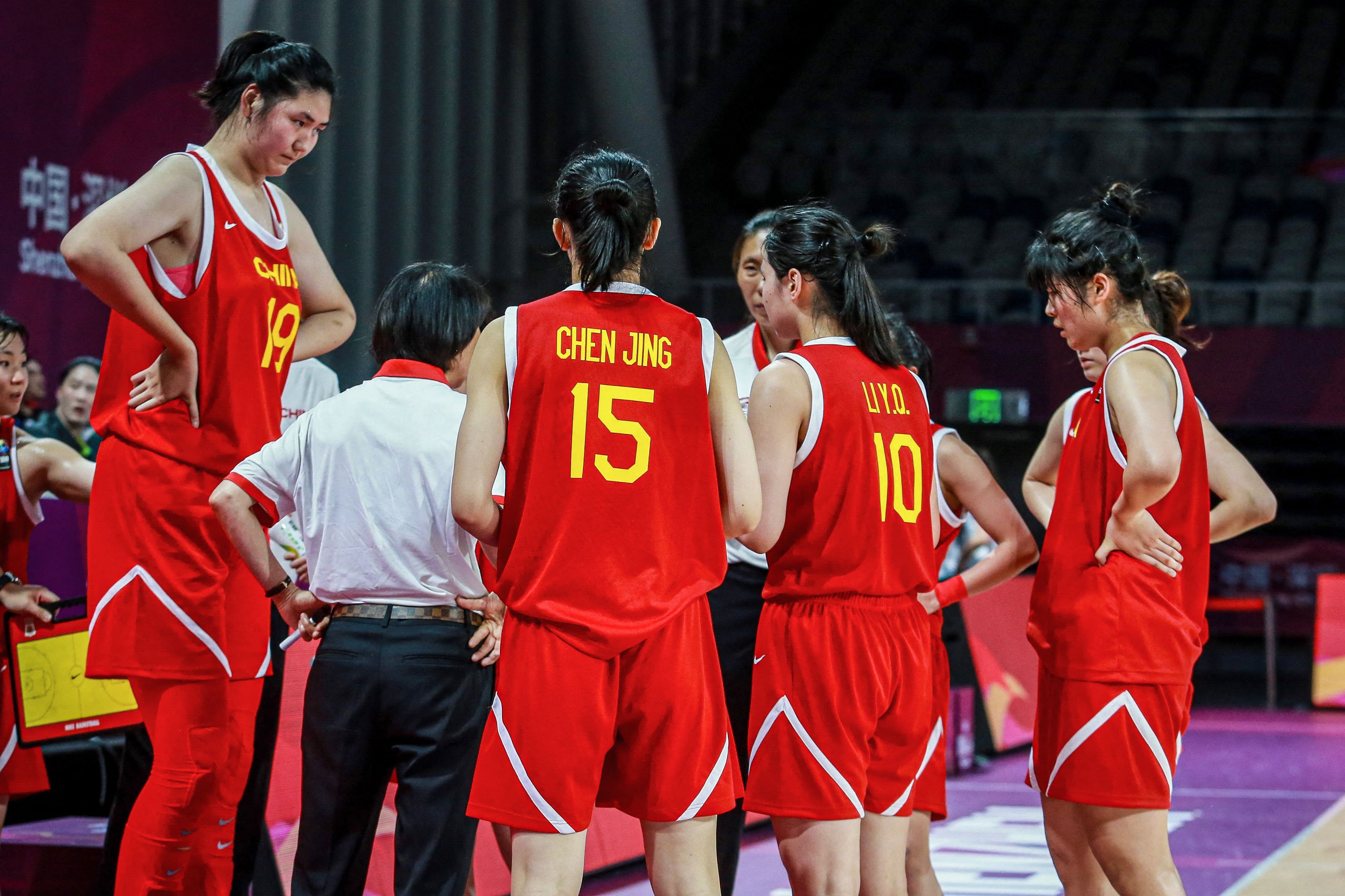 Basket-BASKETBALL-CHN  2024년 6월 25일 중국 남부 광둥성 선전에서 열린 중국과 뉴질랜드의 2024 FIBA 18세 이하 여자 아시아컵 경기에서 장쯔위(왼쪽)와 동료들이 코치의 말을 듣고 있다. AFP 연합뉴스