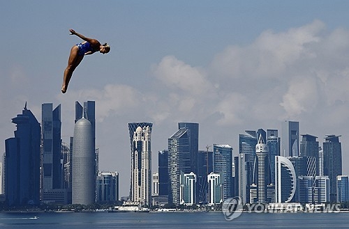 이플런드가 14일 카타르 도하 올드 도하 포트 특설 무대에서 끝난 2024 국제수영연맹 세계선수권대회 하이 다이빙 여자부 경기에서 화려한 연기를 펼치고 있다. 도하 로이터=연합뉴스