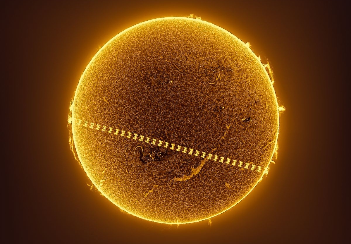 천체전문 사진작가 미구엘 클라로가 촬영한 ISS의 태양면 통과 모습