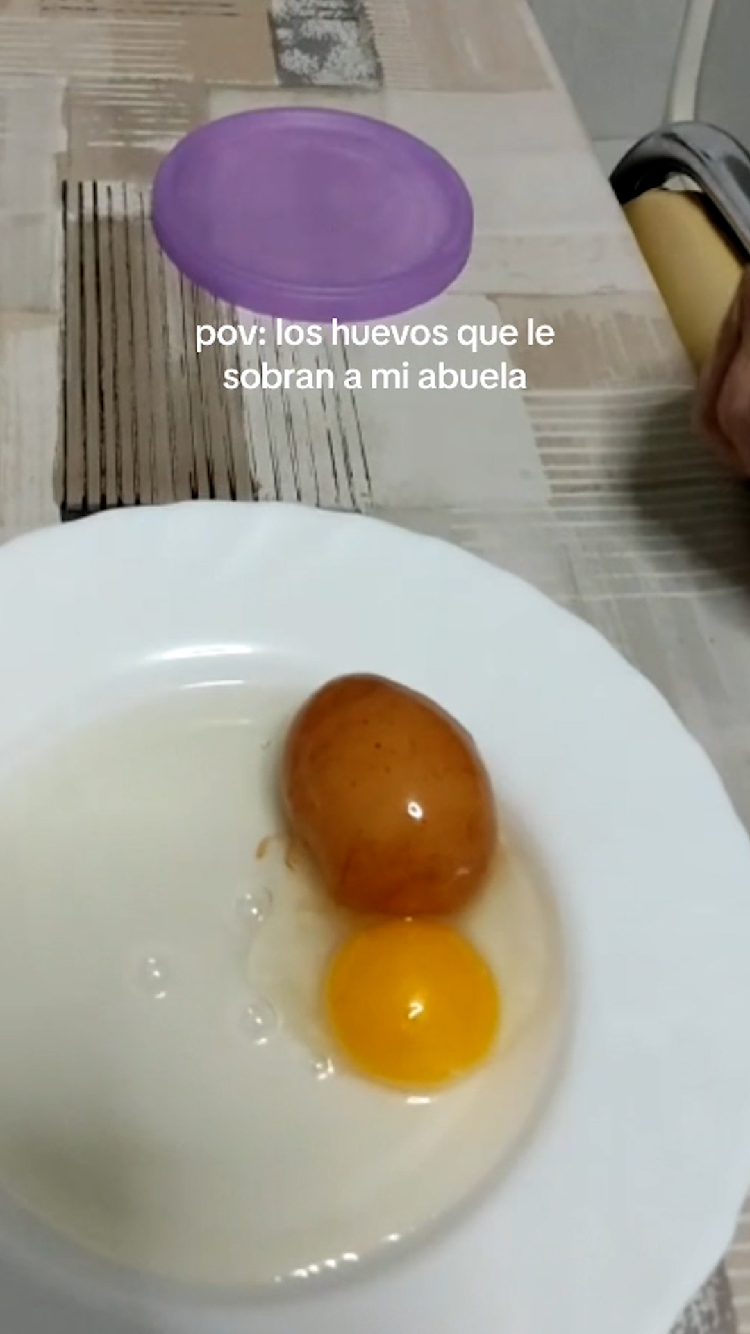 사라 로페즈가 달걀을 깨고 있다