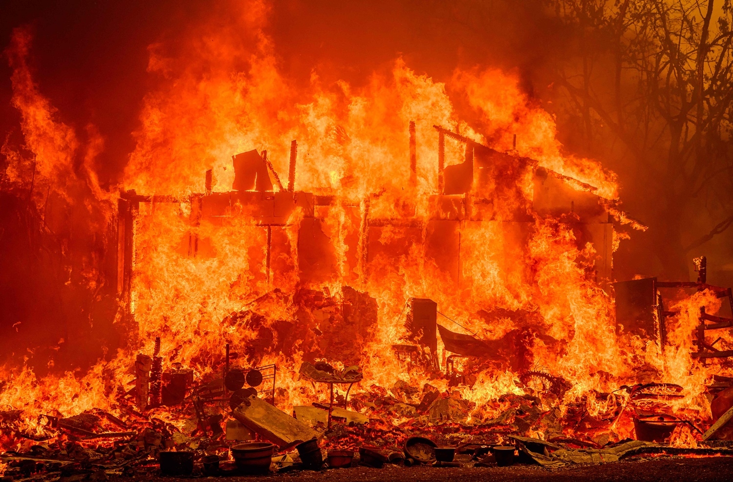 지난 2일 캘리포니아 오로빌의 한 주택이 화염에 휩싸여있다. AFP 연합뉴스