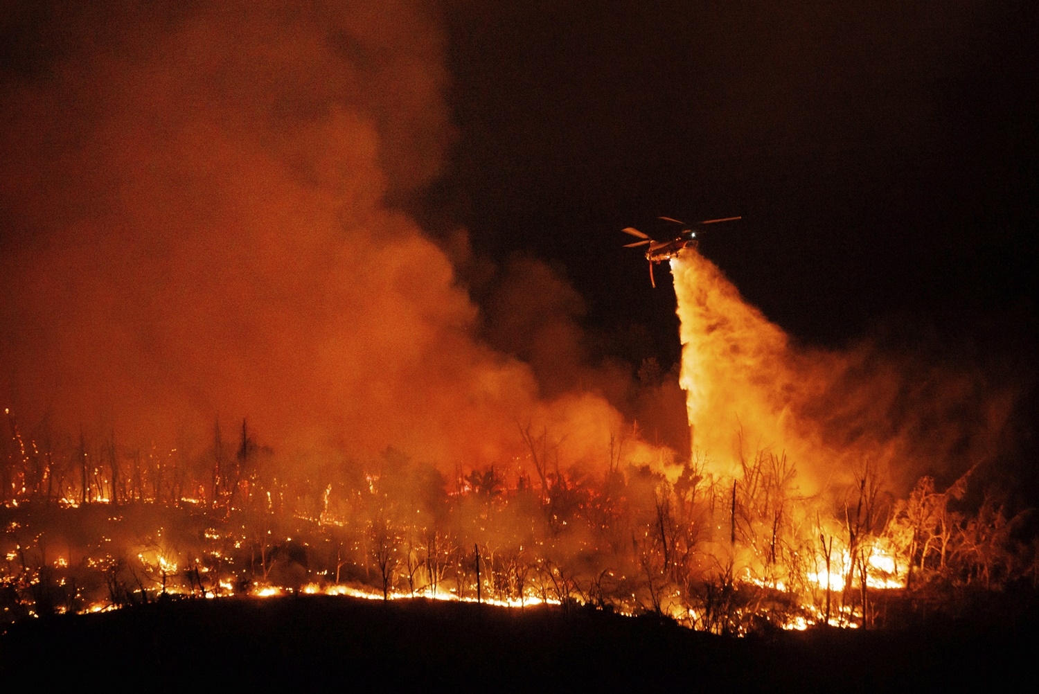 지난 2일 캘리포니아 오로빌 지역 산불 현장에서 헬기가 물을 뿌리고 있다. AP 연합뉴스