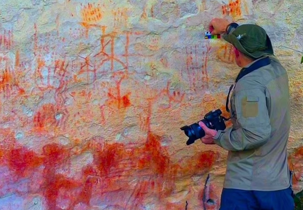 베네수엘라 카나이마국립공원에서 발견된 암벽화 중 일부. 연구진은최소 4000년 된 해당 암벽화가 지금까지 알려지지 않은 새로운 문명의 존재를 암시한다고 밝혔다. 시몬볼리바르대학 연구진 제공