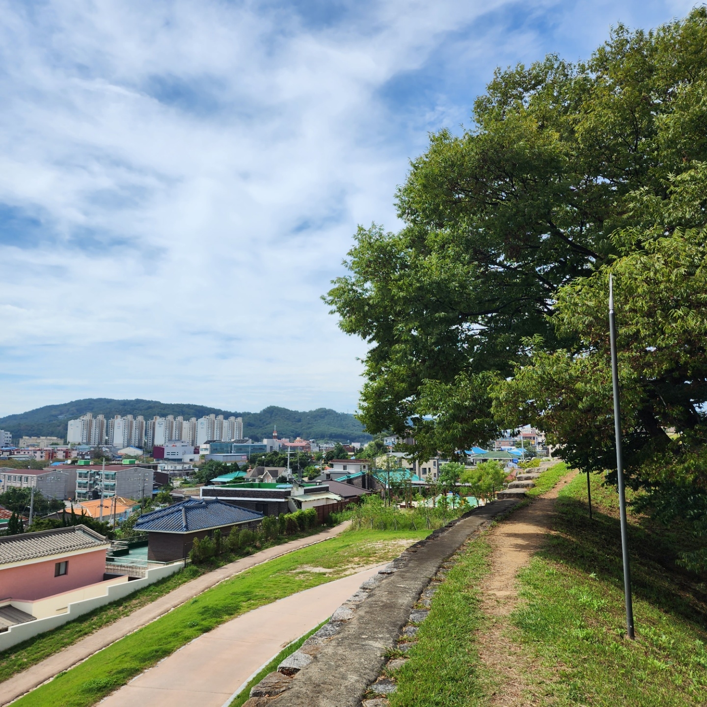 홍주성 천년여행길은 산과 들판 그리고 골목을 걸으며 천년의 역사를 만날 수 있는 길이다.