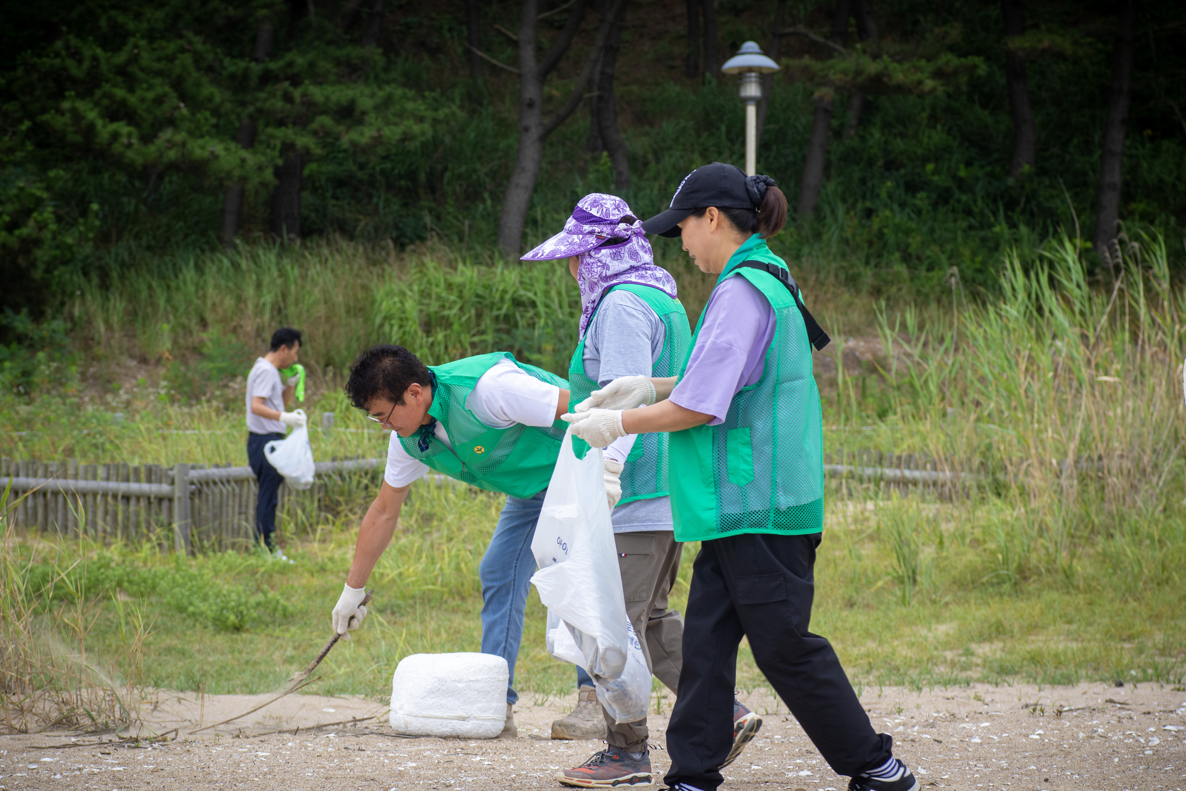 15일 충남 태안군 안면읍 꽃지해변에서 아일랜드 리솜 직원과 지역 주민들이 함께 해변의 쓰레기를 줍는 ‘비치플로깅’ 활동을 하고 있다.  사진 : 호반호텔앤리조트 제공.