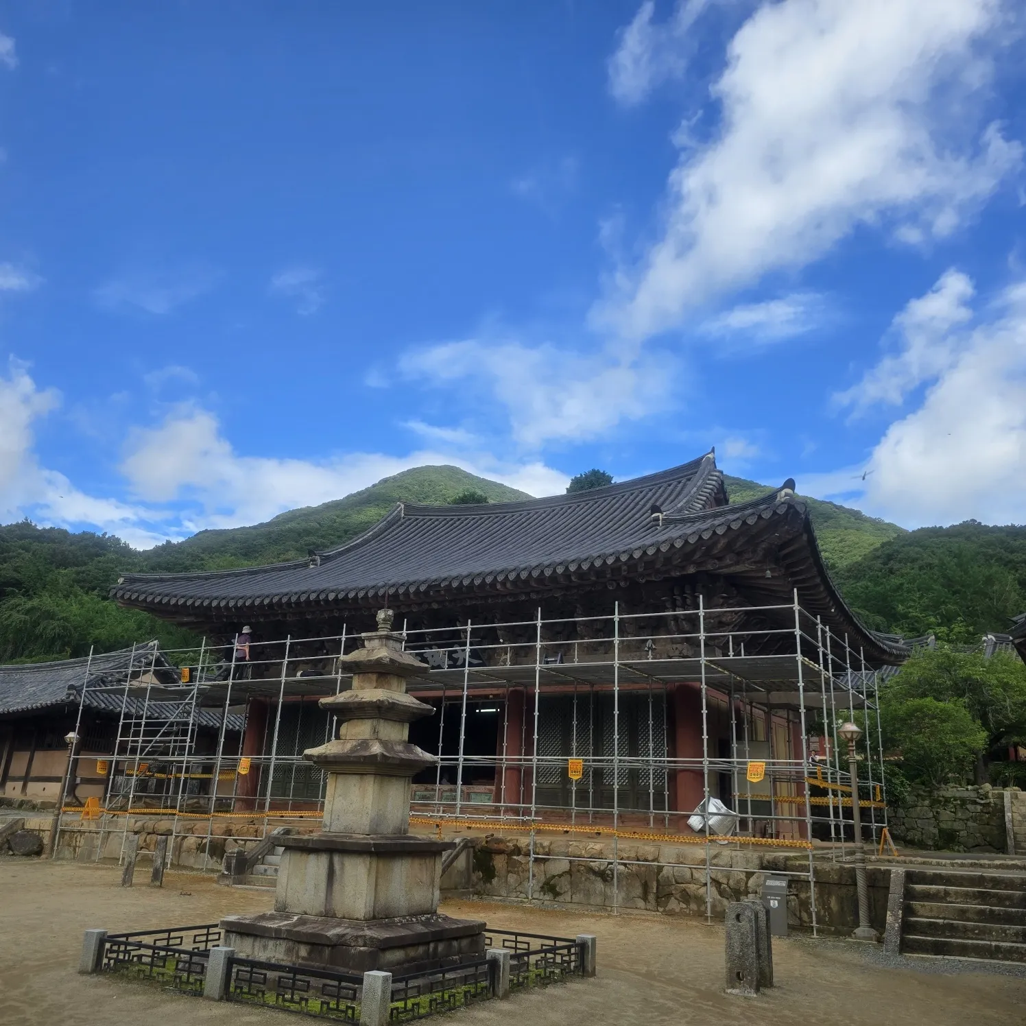 조계산 산기슭 동쪽에 자리하 하고 있는 선암사는 통일신라 경문왕 때인 861년 도선국사가 창건했으며, 2018년 ‘산사, 한국의 산지승원’으로 유네스코 세계유산에 등록됐다. thumbnail - 조계산 산기슭 동쪽에 자리하 하고 있는 선암사는 통일신라 경문왕 때인 861년 도선국사가 창건했으며, 2018년 ‘산사, 한국의 산지승원’으로 유네스코 세계유산에 등록됐다.