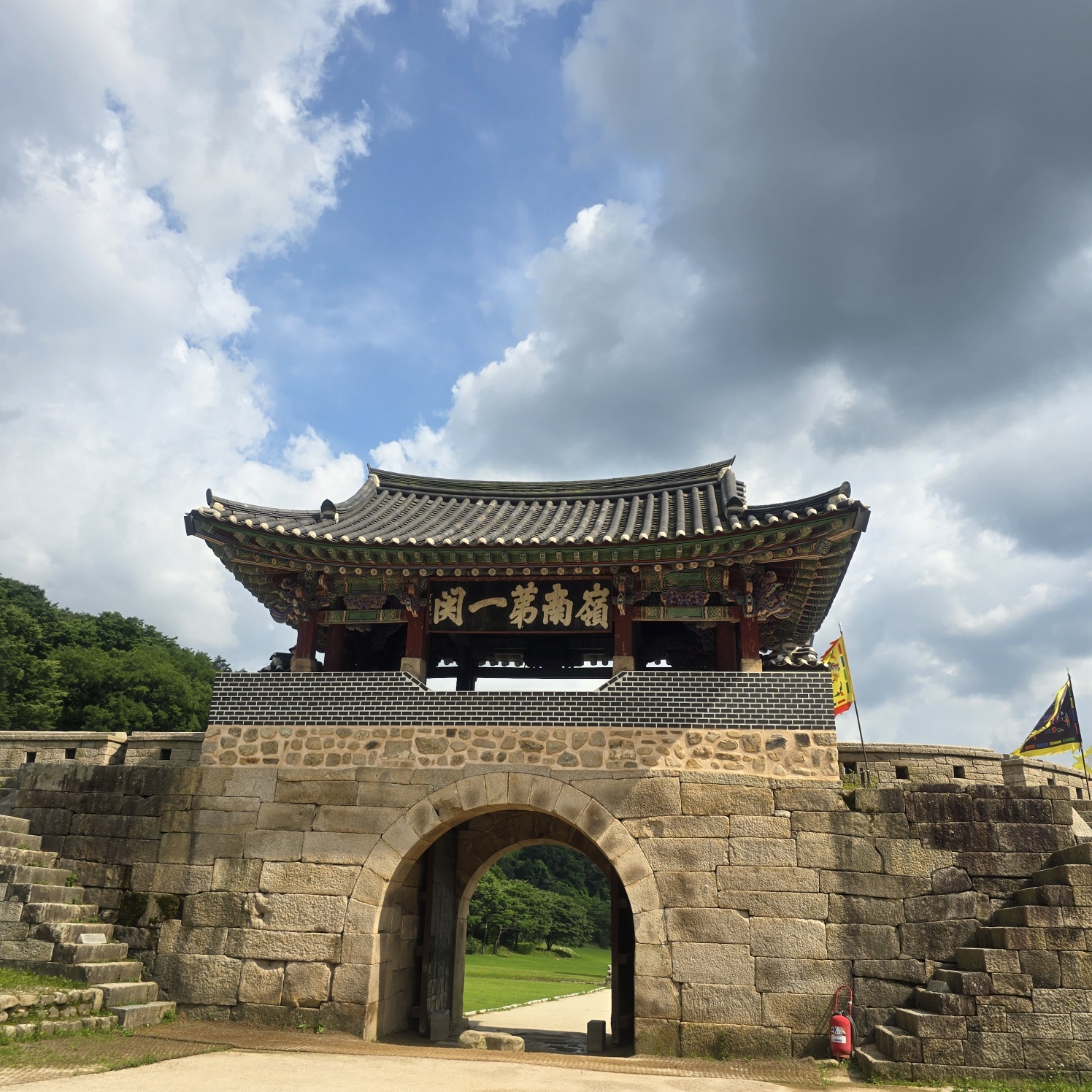 영남 지방 선비들이 과거를 보기 위해 한양을 오가던 주흘산 문경새재에는 옛길의 흔적이 남아 있다.