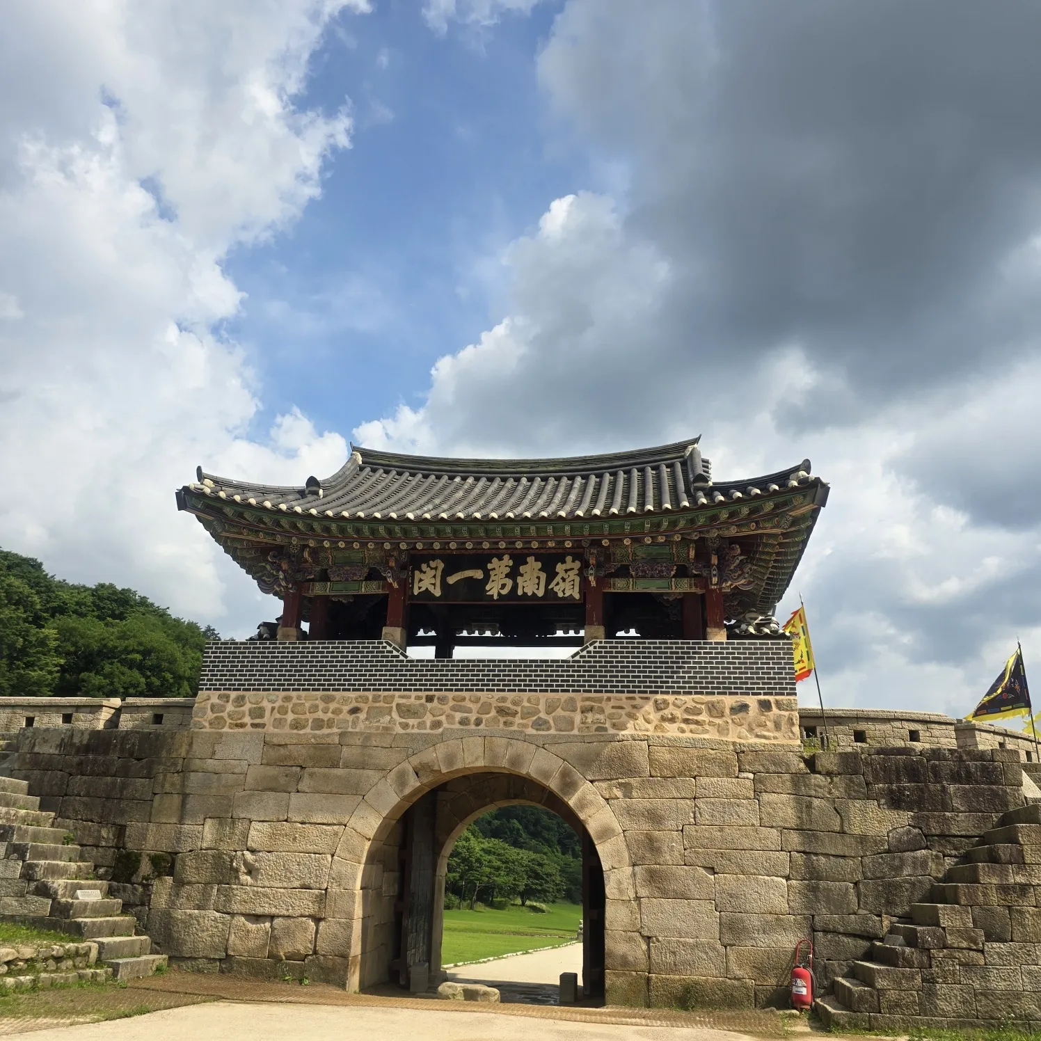 thumbnail - 영남 지방 선비들이 과거를 보기 위해 한양을 오가던 주흘산 문경새재에는 옛길의 흔적이 남아 있다.