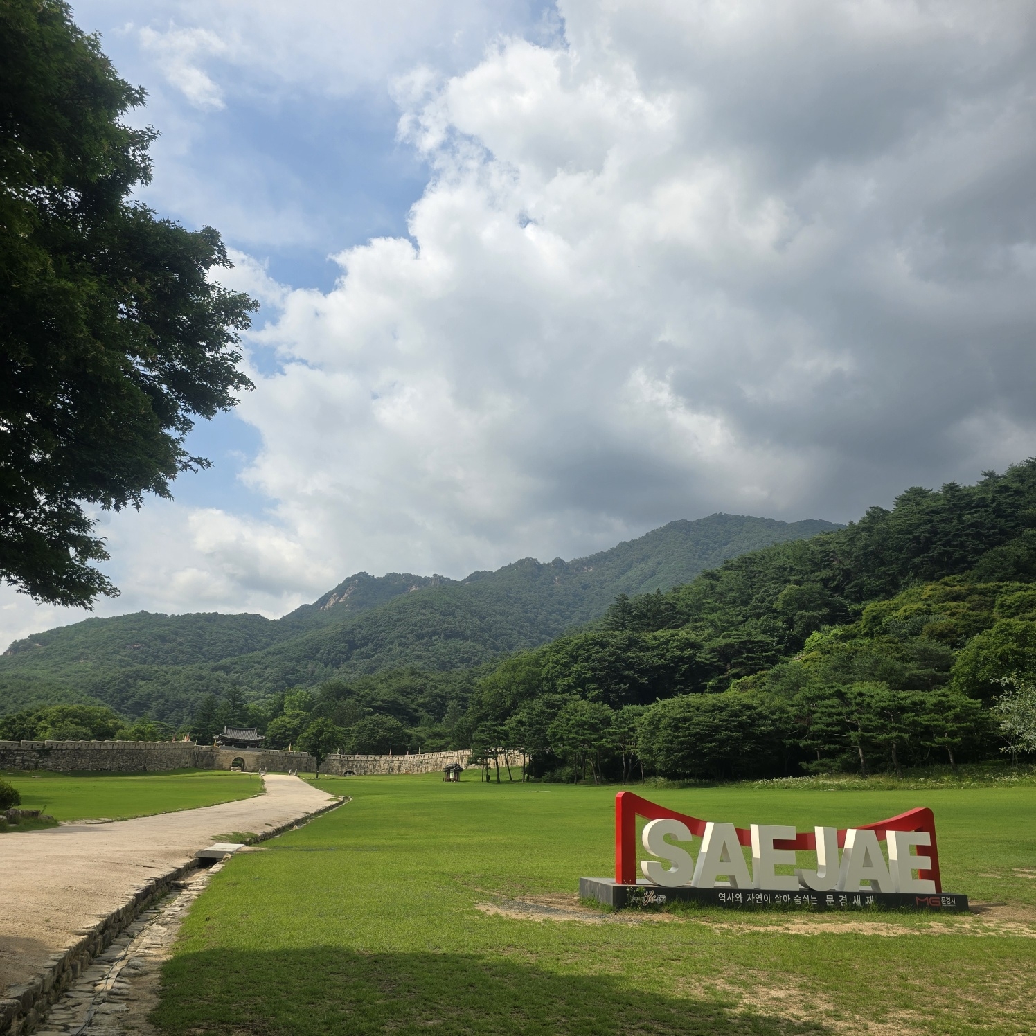 주흘산은 예로부터 기세가 웅장하고 뛰어나 매년 향과 축문을 내려 제사를 올리던 신령스런 영산으로 받아들여졌다.