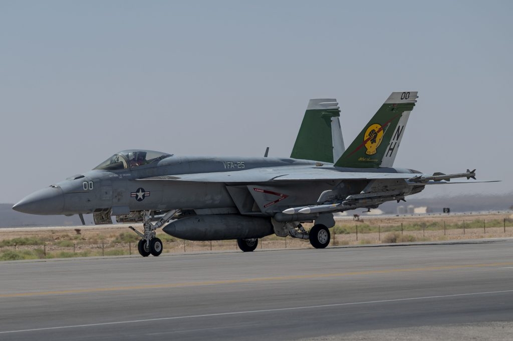 미 해군의 F/A-18 슈퍼호넷 전투기가 8월 3일(현지시간) 중동의 한 미 공군기지에 착륙했다. / 사진=미 공군