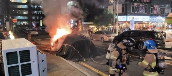 16일 오후 7시 40분쯤 경기 용인시 기흥구 구갈동 노상에 주차돼 있던 테슬라 전기차에서 화재가 발생한 모습. 경기도소방재난본부 제공