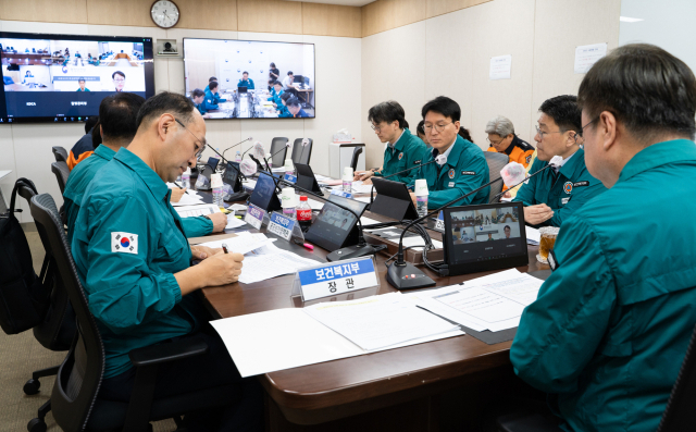 조규홍 보건복지부 장관이 14일 오후 정부세종청사에서 ‘코로나19 유행 동향 및 대응 방안’ 관계부처 합동회의를 주재하고 있다. 연합뉴스