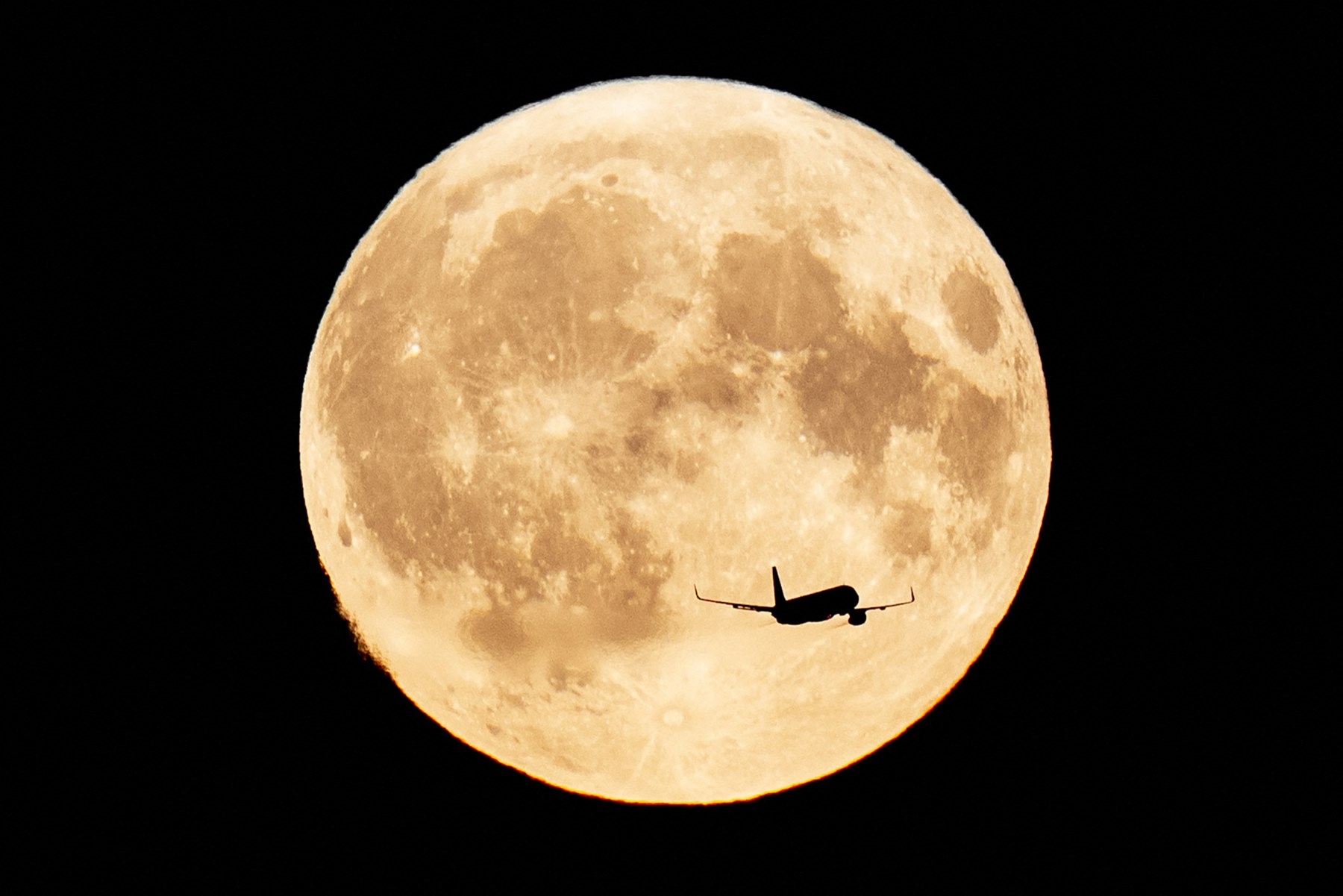 지난 19일 덴마크 상공 위에 뜬 슈퍼 블루문을 지나가는 여객기 모습. AFP 연합뉴스