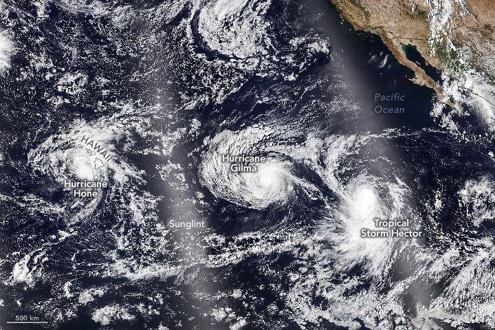 지난 25일 기상관측위성 NOAA-21가 촬영한 각 허리케인의 모습. NASA