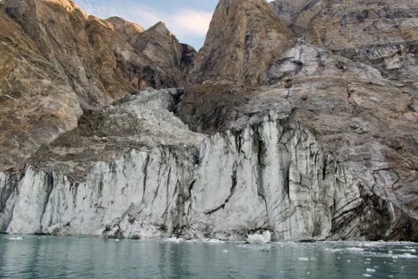 산사태가 발생하기 전 그린란드의 딕슨 피요르드(Dickson Fjord)