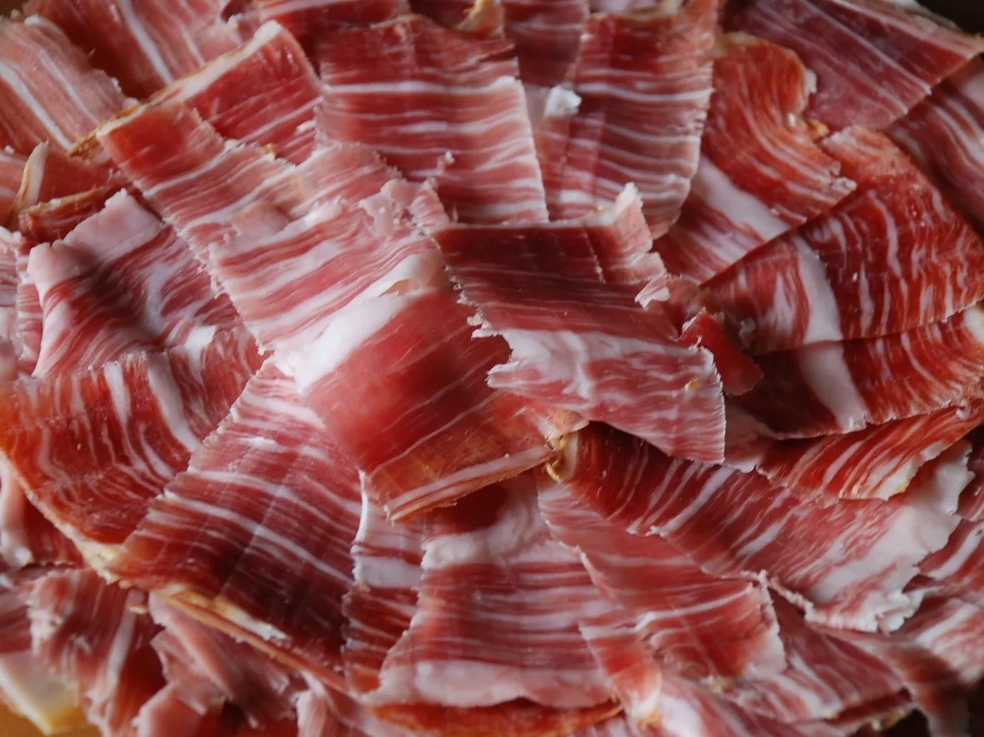 육포와 비슷한 음식으로는 스페인의 ‘하몬’(Jamon)이 있다. 유럽에서는 육포보다는 하몬이 유명한 편이다. 육포가 건조한 고기에 양념을 바른 것이라면, 하몬은 소금에 절여 건조한 고기를 얇게 썬 것이다. 그래서 실물을 보면 육포와 같이 건조된 음식보다는 날것을 엷게 썬 것처럼 보인다. 사진 : 위키피디아. thumbnail - 육포와 비슷한 음식으로는 스페인의 ‘하몬’(Jamon)이 있다. 유럽에서는 육포보다는 하몬이 유명한 편이다. 육포가 건조한 고기에 양념을 바른 것이라면, 하몬은 소금에 절여 건조한 고기를 얇게 썬 것이다. 그래서 실물을 보면 육포와 같이 건조된 음식보다는 날것을 엷게 썬 것처럼 보인다. 사진 : 위키피디아.