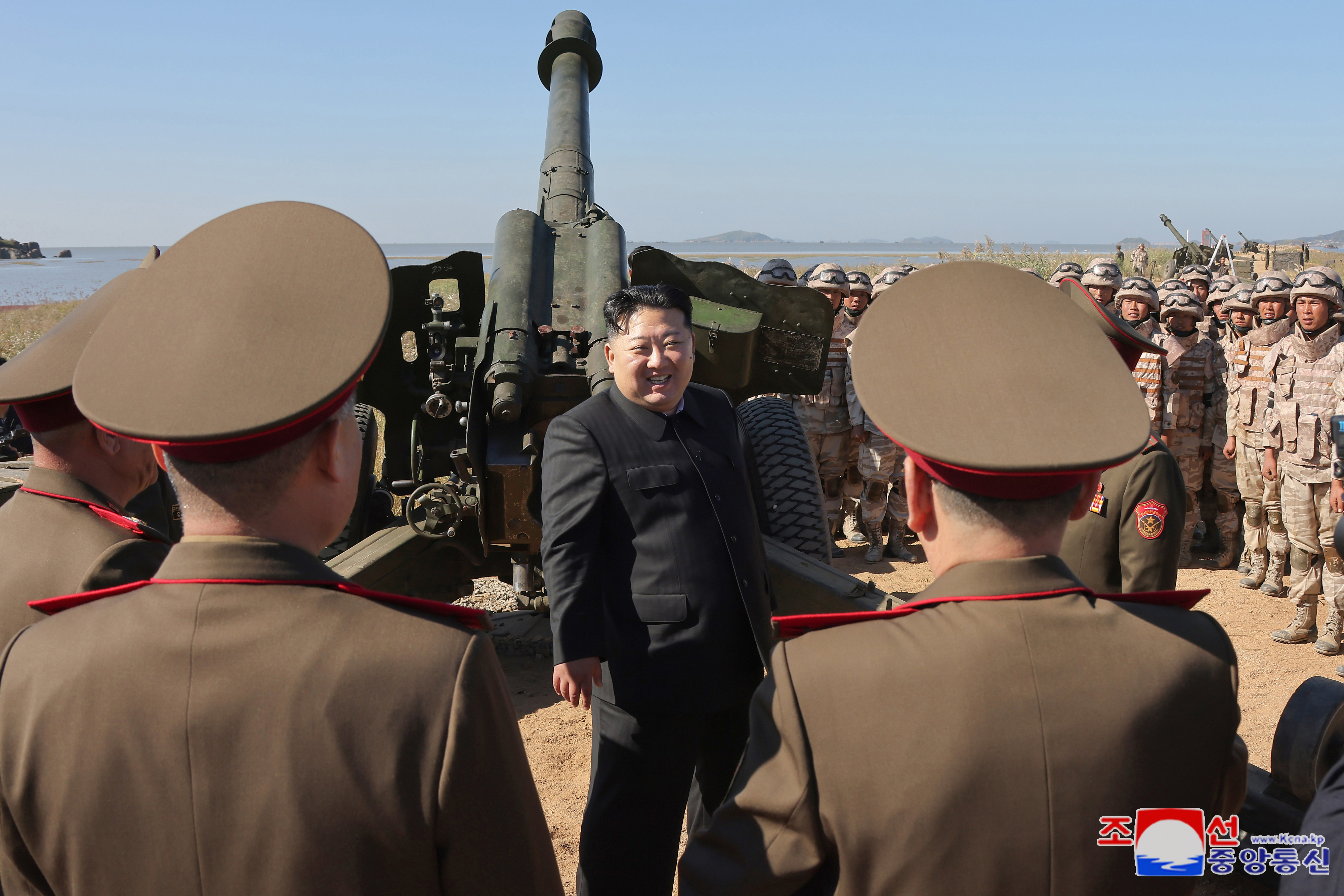 김정은, 포병학교 졸업생들 포실탄사격훈련 현지지도  김정은 북한 국무위원장이 한 달만에 포병학교를 다시 찾아 실탄사격훈련을 지도했다.김 위원장이 오진우 포병종합군관학교 제75기 졸업생들의 포실탄사격훈련을 현지지도했다고 조선중앙통신이 6일 보도했다. 2024.10.6  연합뉴스