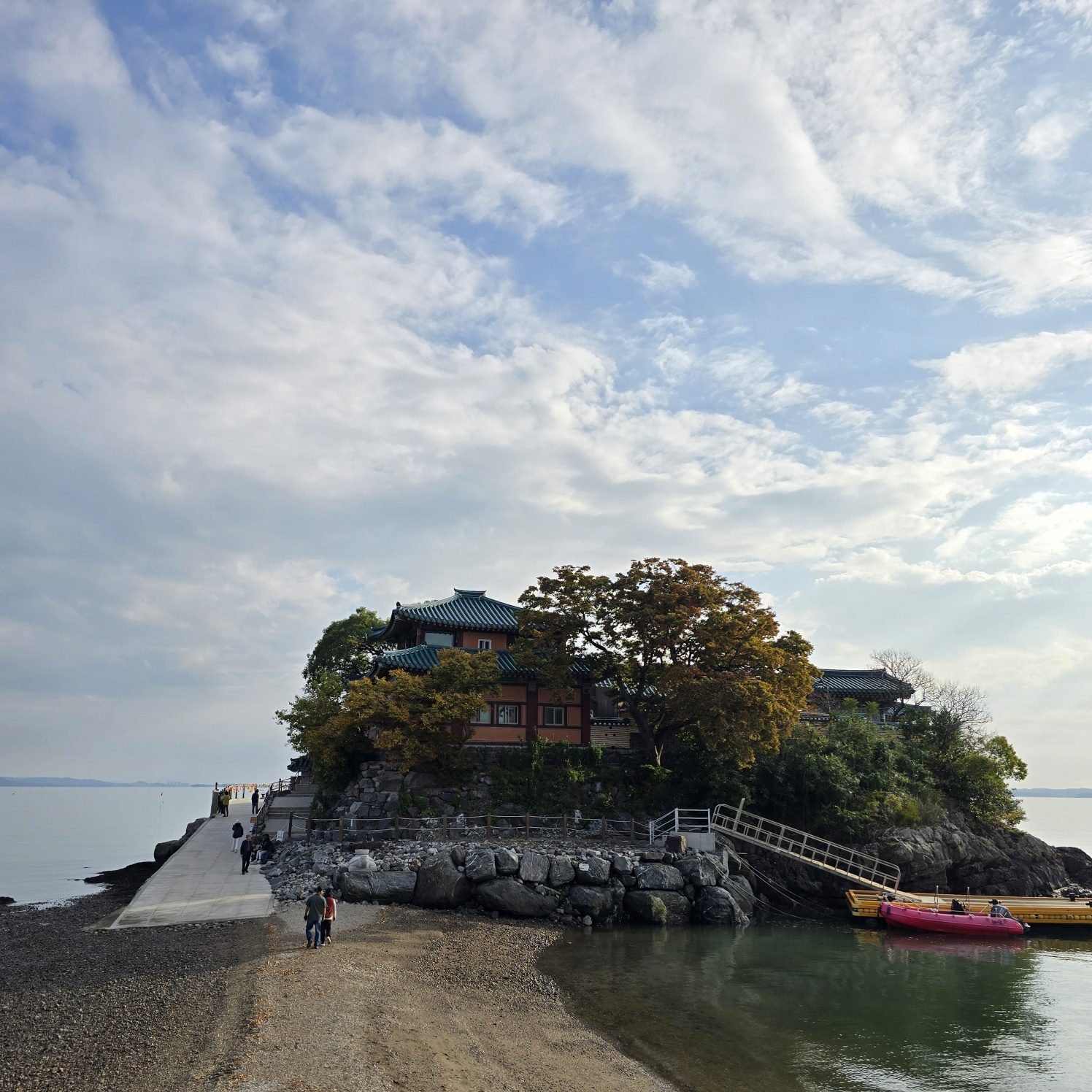 충남 서산시 부석면에 있는 간월암은  조선 초 무학대사가 창건한 작은 암자로 하루에 두번 간조때 육지와 연결되는 신비로운 암자다.